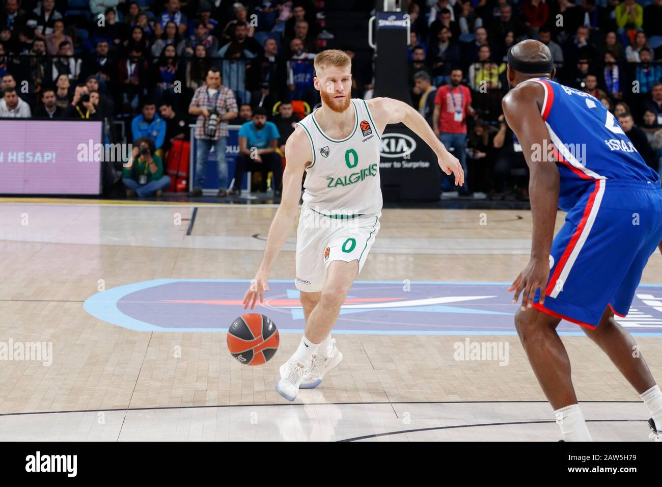 Istanbul/TÜRKEI - 7. FEBRUAR 2020: Thomas Walkup und Chris Singleton während des Basketballspiels der Euroleague 2019-20 Runde 24 zwischen Anadolu Efes und Zalgiris Kaunas im Sinan erdem Dome. Stockfoto