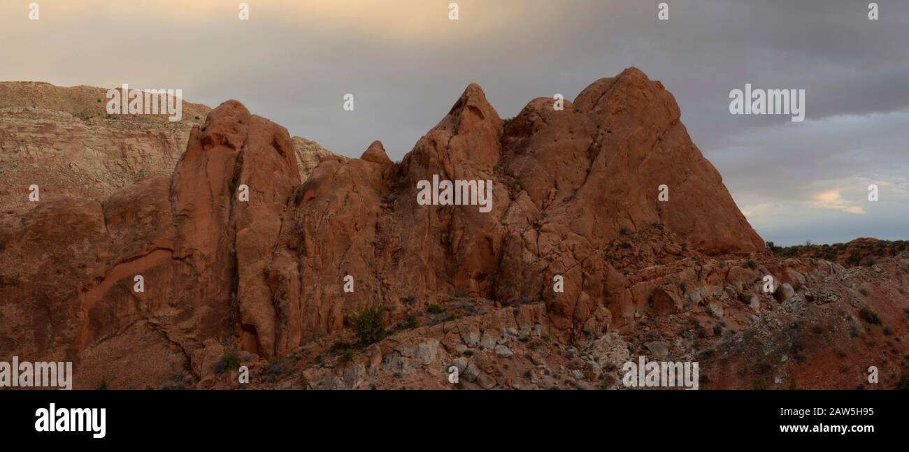 Panorama mit Sandsteinfelsen in Halls Creek bei Sonnenuntergang. Stockfoto