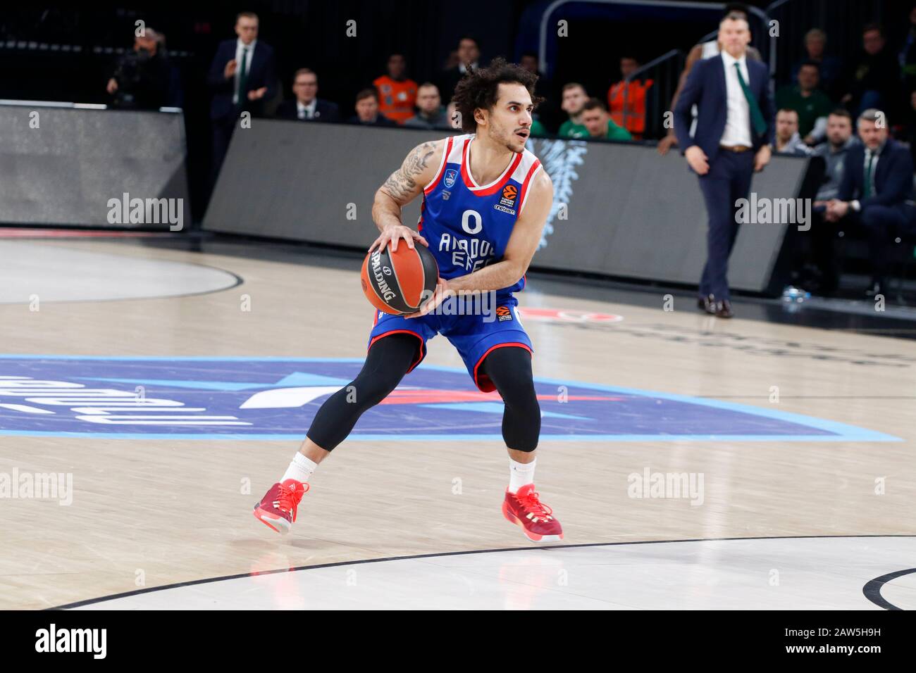 Istanbul/TÜRKEI - 7. FEBRUAR 2020: Shane Larkin während des Basketballspiels der Euroleague 2019-20 Runde 24 zwischen Anadolu Efes und Zalgiris Kaunas im Sinan erdem Dome. Stockfoto