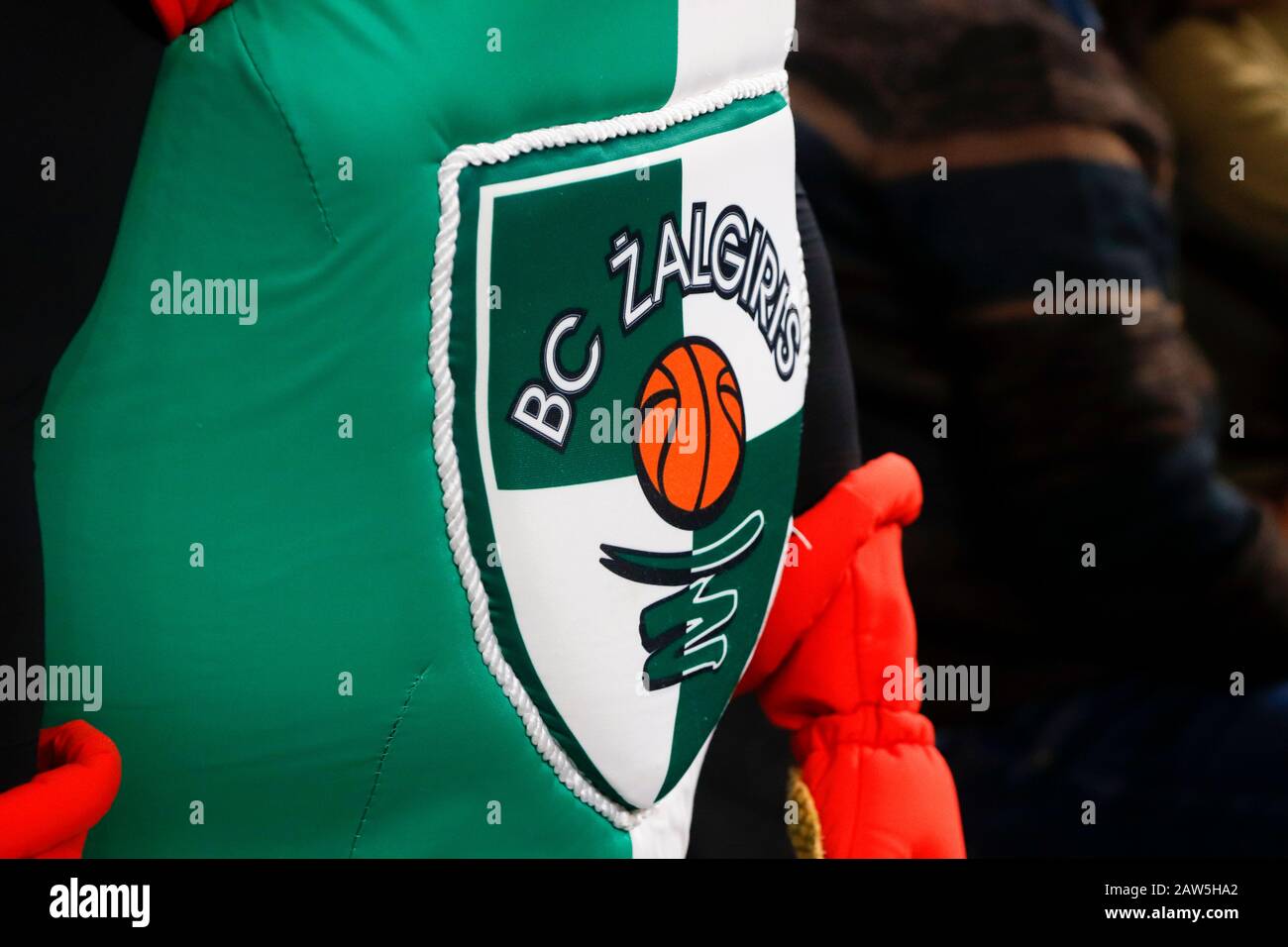 Istanbul/TÜRKEI - 7. FEBRUAR 2020: Logo von Zalgiris Kaunas während des Basketballspiels der Euroleague 2019-20 Runde 24 zwischen Anadolu Efes und Zalgiris Kaunas im Sinan erdem Dome. Stockfoto