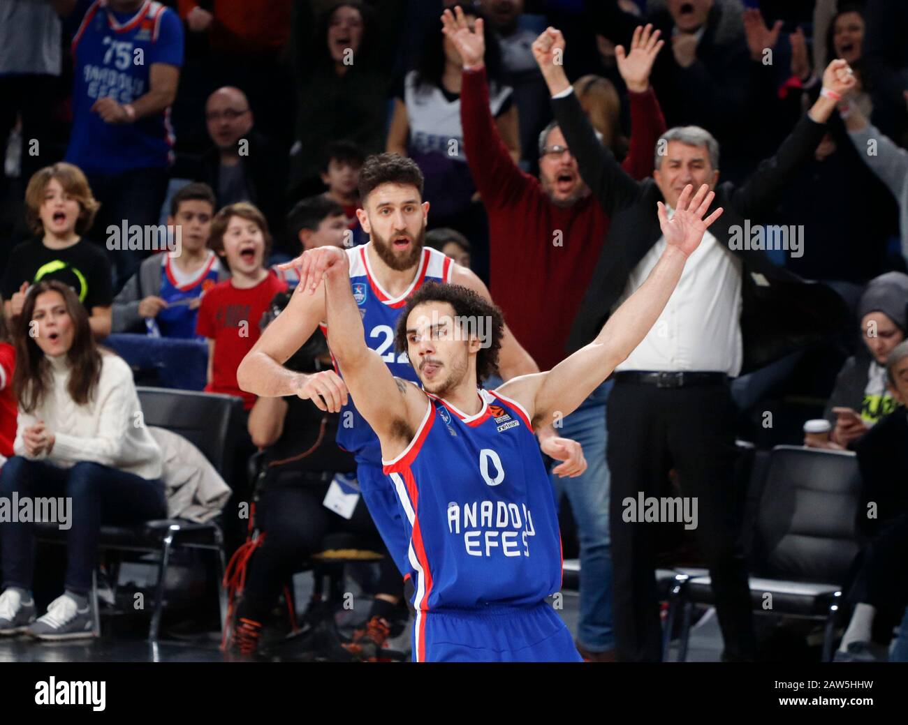 Istanbul/TÜRKEI - 7. FEBRUAR 2020: Shane Larkin während des Basketballspiels der Euroleague 2019-20 Runde 24 zwischen Anadolu Efes und Zalgiris Kaunas im Sinan erdem Dome. Stockfoto