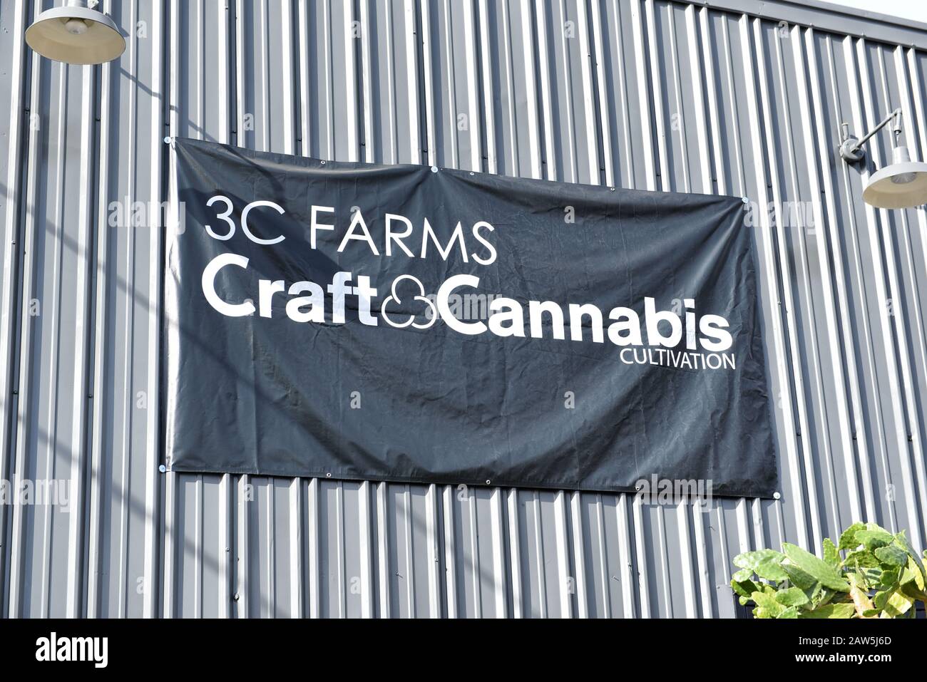 Los ANGELES, KALIFORNIEN - 05. FEBRUAR 2020: 3C Farms Craft and Cannabis Cultivation Sign, ein High-End-Cannabiskultivierer, der an seinen Partner verteilt Stockfoto