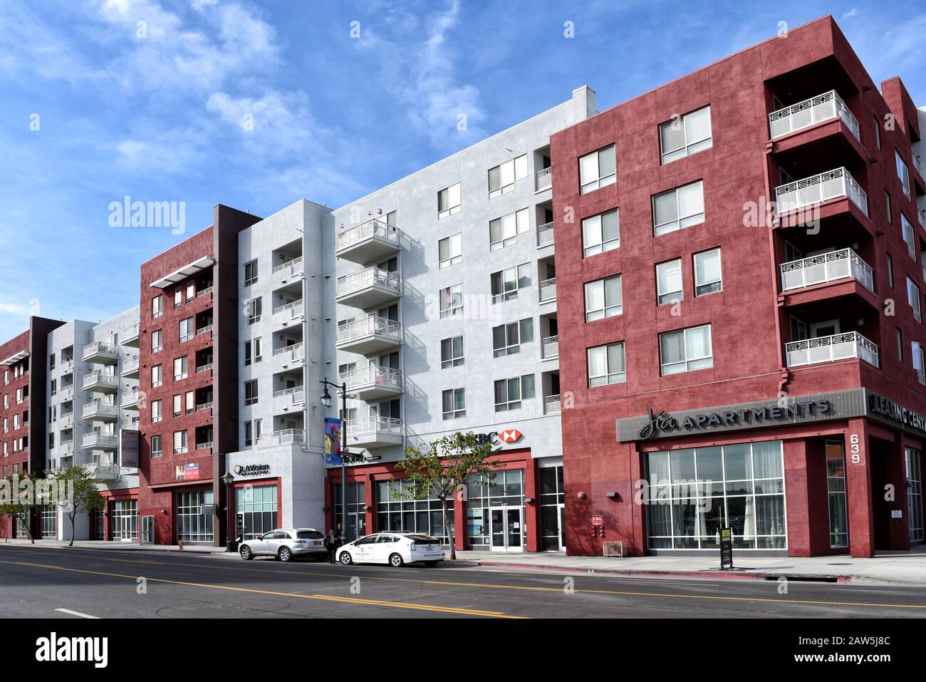 Los ANGELES, KALIFORNIEN - 05. FEBRUAR 2020: Apartmentgebäude und Geschäfte am Broadway im Herzen von Chinatown. Stockfoto