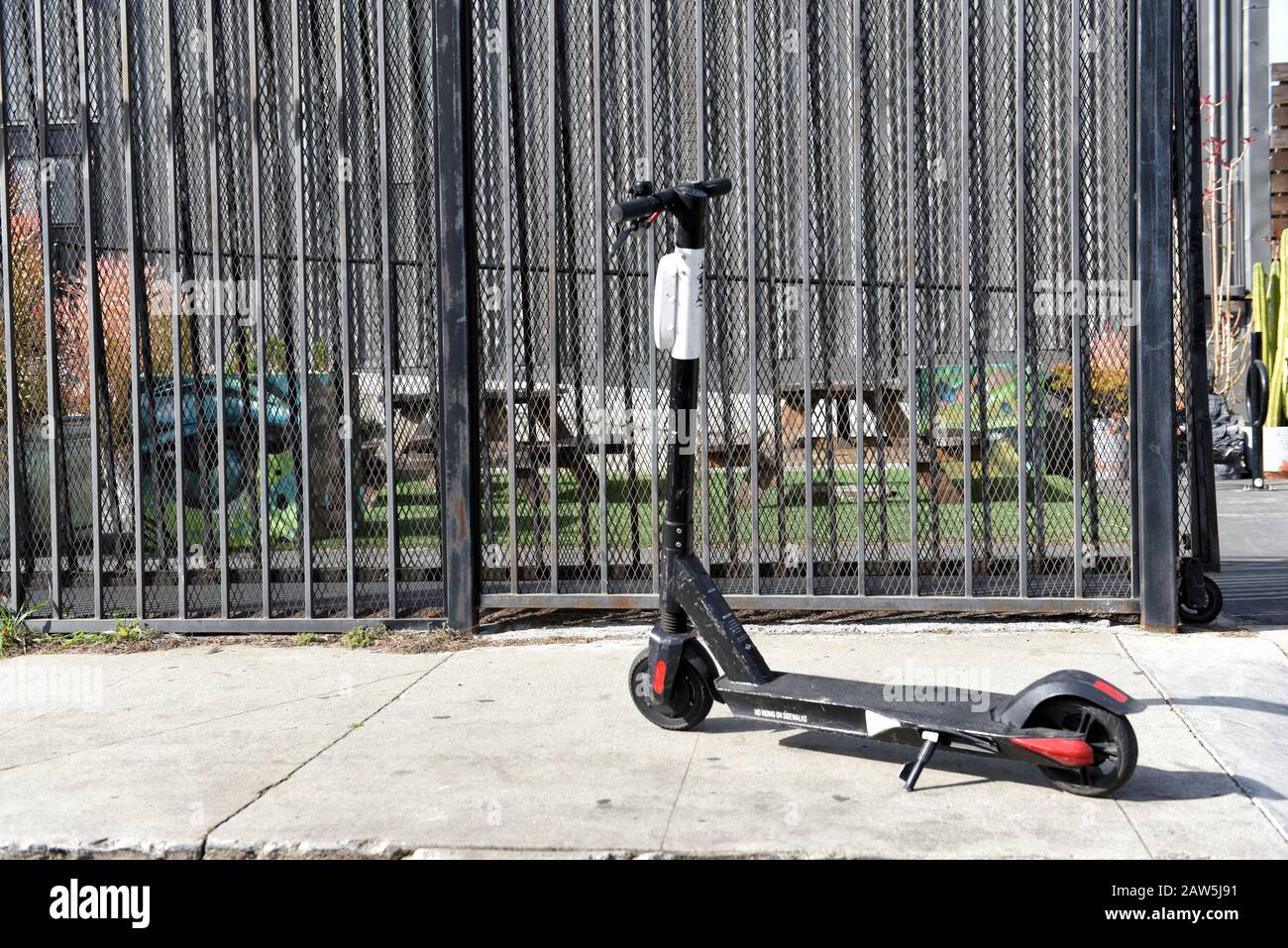 Los ANGELES, KALIFORNIEN - 05. FEBRUAR 2020: E-Scooter auf einem Bürgersteig in der Innenstadt von Los Angeles aufgegeben oder geparkt. Stockfoto