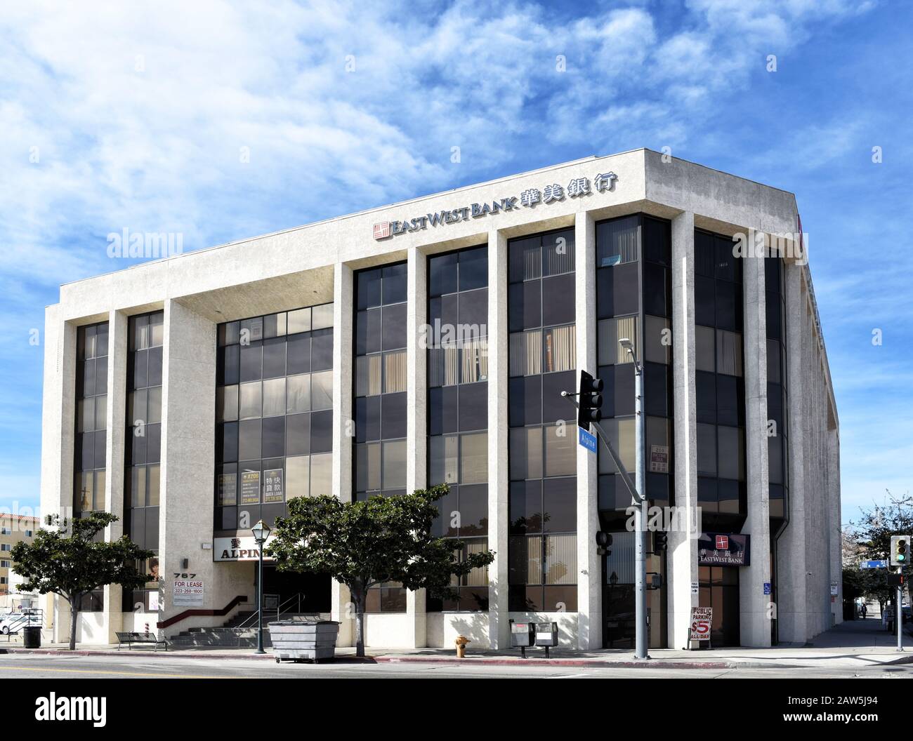 Los ANGELES, KALIFORNIEN - 05. FEBRUAR 2020: Das East West Bank on Hill und Alpine im Herzen von Chinatown. Stockfoto