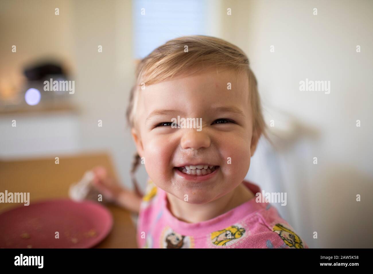 Porträt von niedlichen Mädchen lächelnd bei den Mahlzeiten. Stockfoto