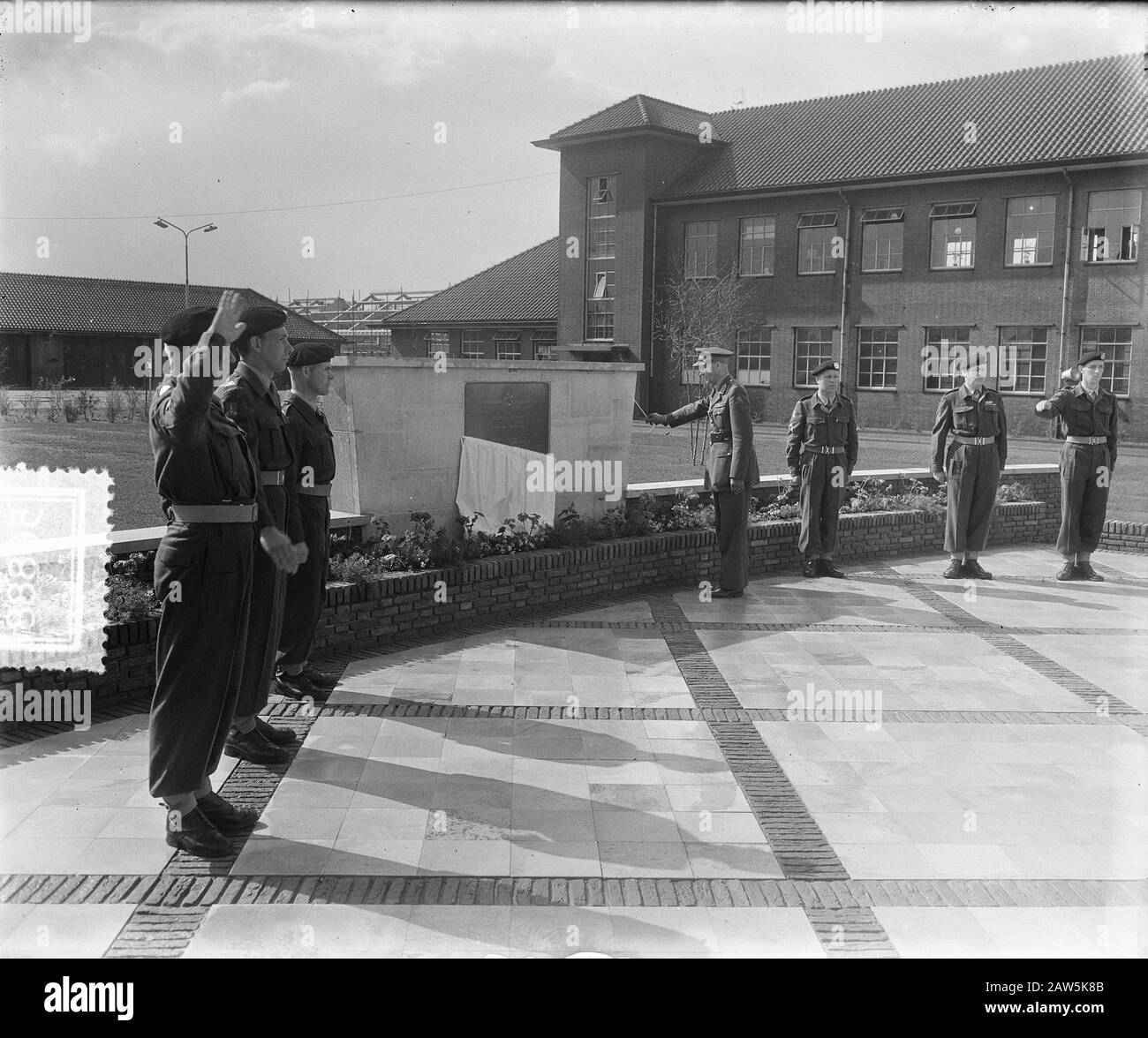 Plakette enthüllen 7. Dezember Abteilung in Amersfoort von General Dürst Britt Datum: 24. April 1953 Ort: Amersfoort Schlüsselwörter: Gedenkstätten, Militärperson Name: Dürst Britt, H.J.J. W. B. Stockfoto