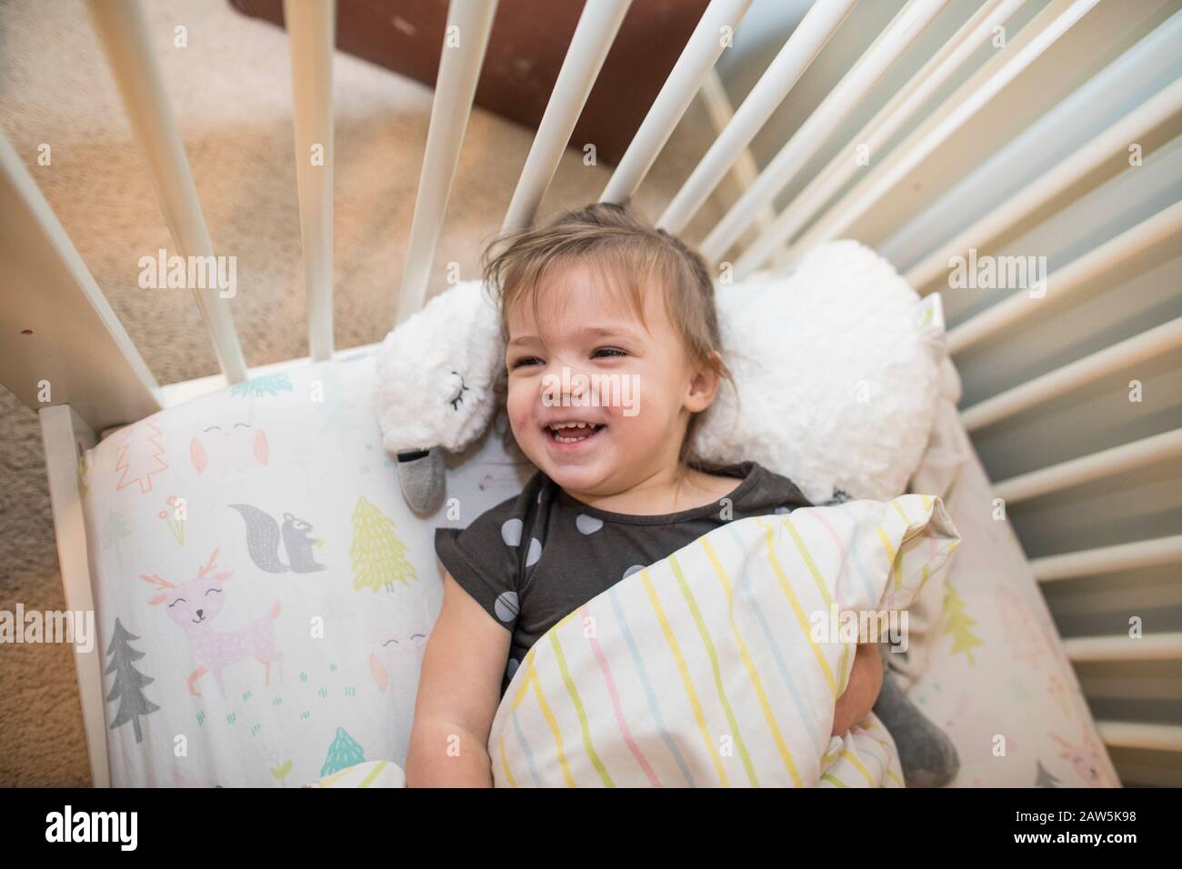 High-Winkel-Ansicht von entzückenden Kleinkind Mädchen in ihrem Bett. Stockfoto