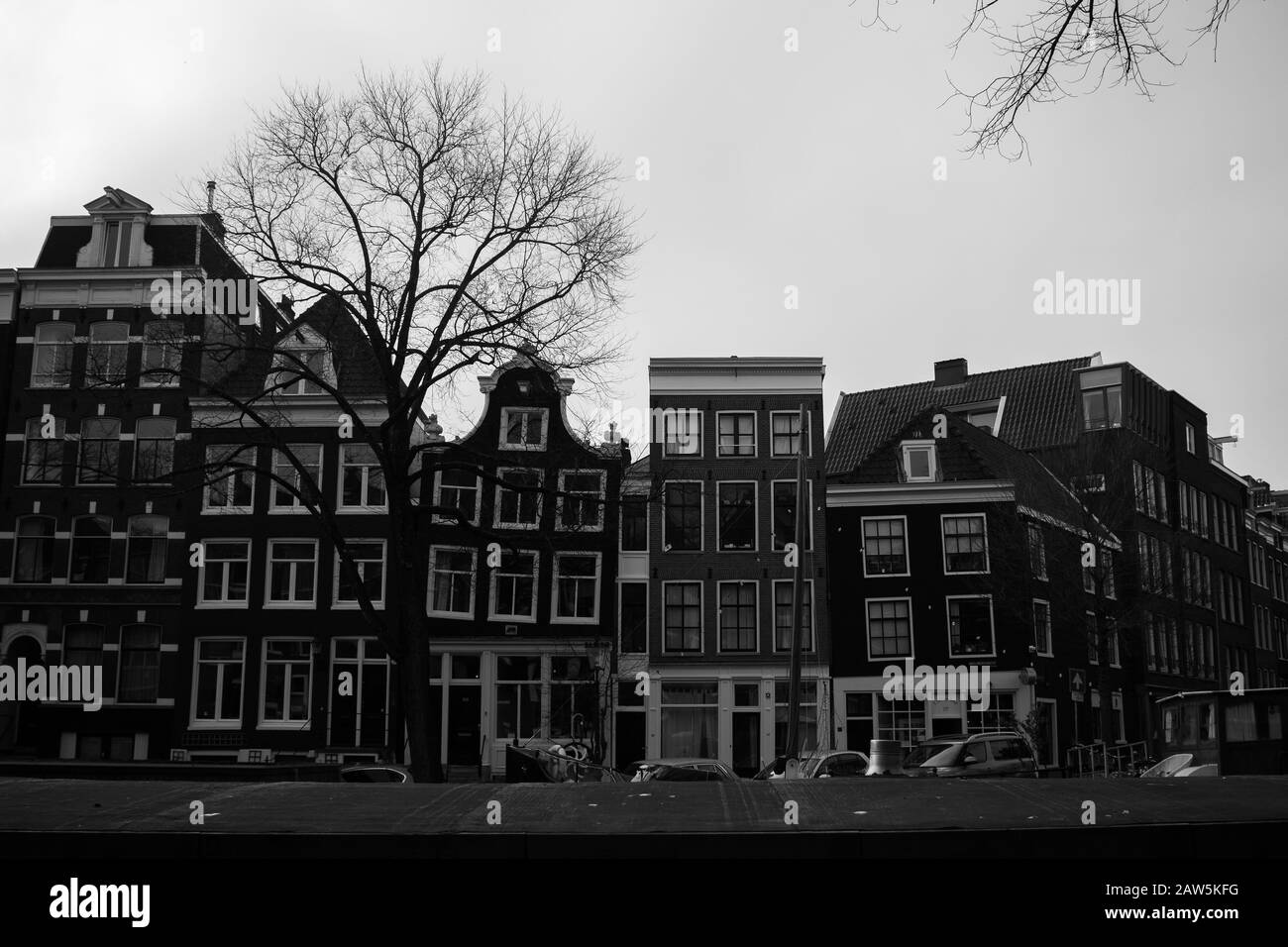 Amsterdam - 26/1/2020 - EINE Reihe von Gebäuden mit Coffeeshop 137 auf der rechten Seite, die das Wesen Amsterdams im Winter erfassen. Stockfoto