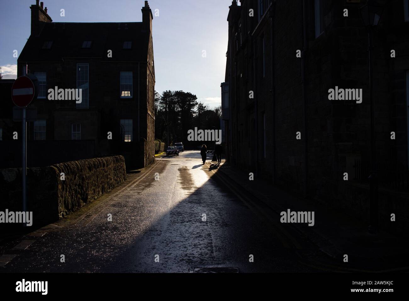 ST ANDREWS, SCHOTTLAND - 21/1/2020 - EIN Blick auf Grannie clarks wynd, die Straße, die sich über die 18./1. Fahrrinnen des alten Kurses erstreckt Stockfoto