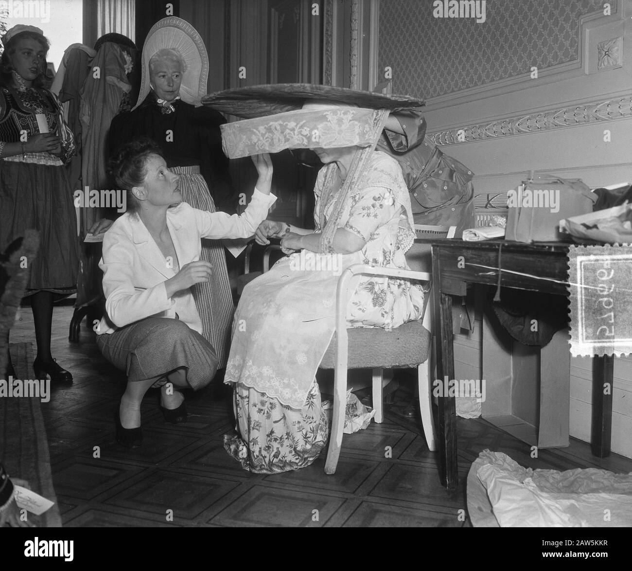 Mode Niederländisches Nationalkleid in Vondelparkpaviljoen Datum: 22. Juni 1953 Schlagwörter: Kostüm, Mode Stockfoto Mode Niederländisches Nationalkleid in Vondelparkpaviljoen Datum: 22. Juni 1953 Schlagwörter: Kostüm, Mode Stockfoto