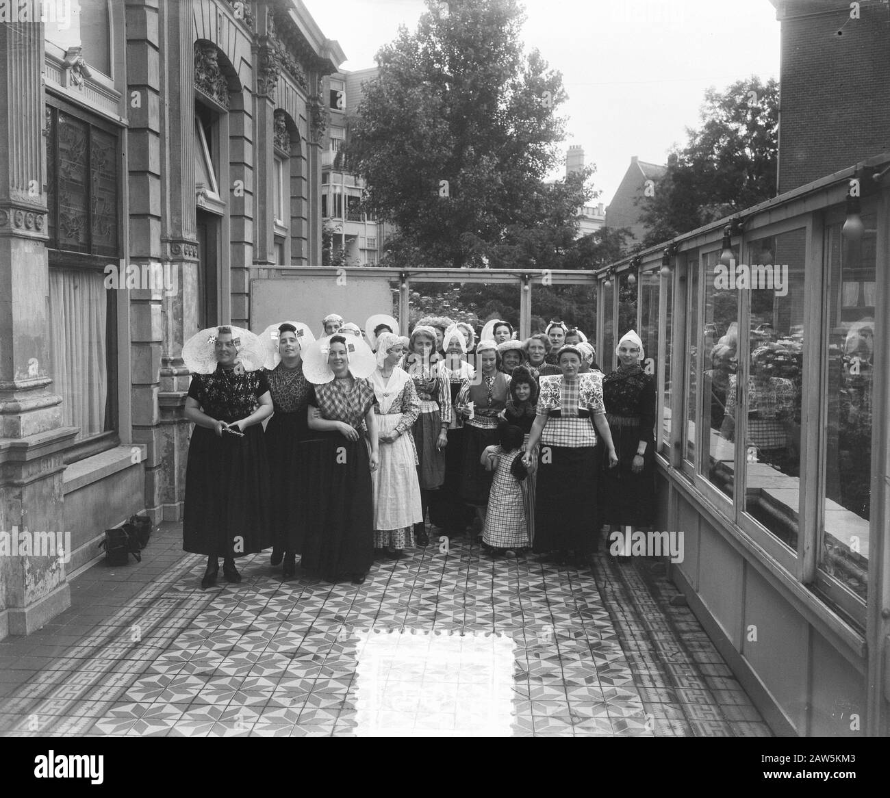 Mode Niederländisches Nationalkleid in Vondelparkpaviljoen Datum: 22. Juni 1953 Schlagwörter: Kostüm, Mode Stockfoto Mode Niederländisches Nationalkleid in Vondelparkpaviljoen Datum: 22. Juni 1953 Schlagwörter: Kostüm, Mode Stockfoto