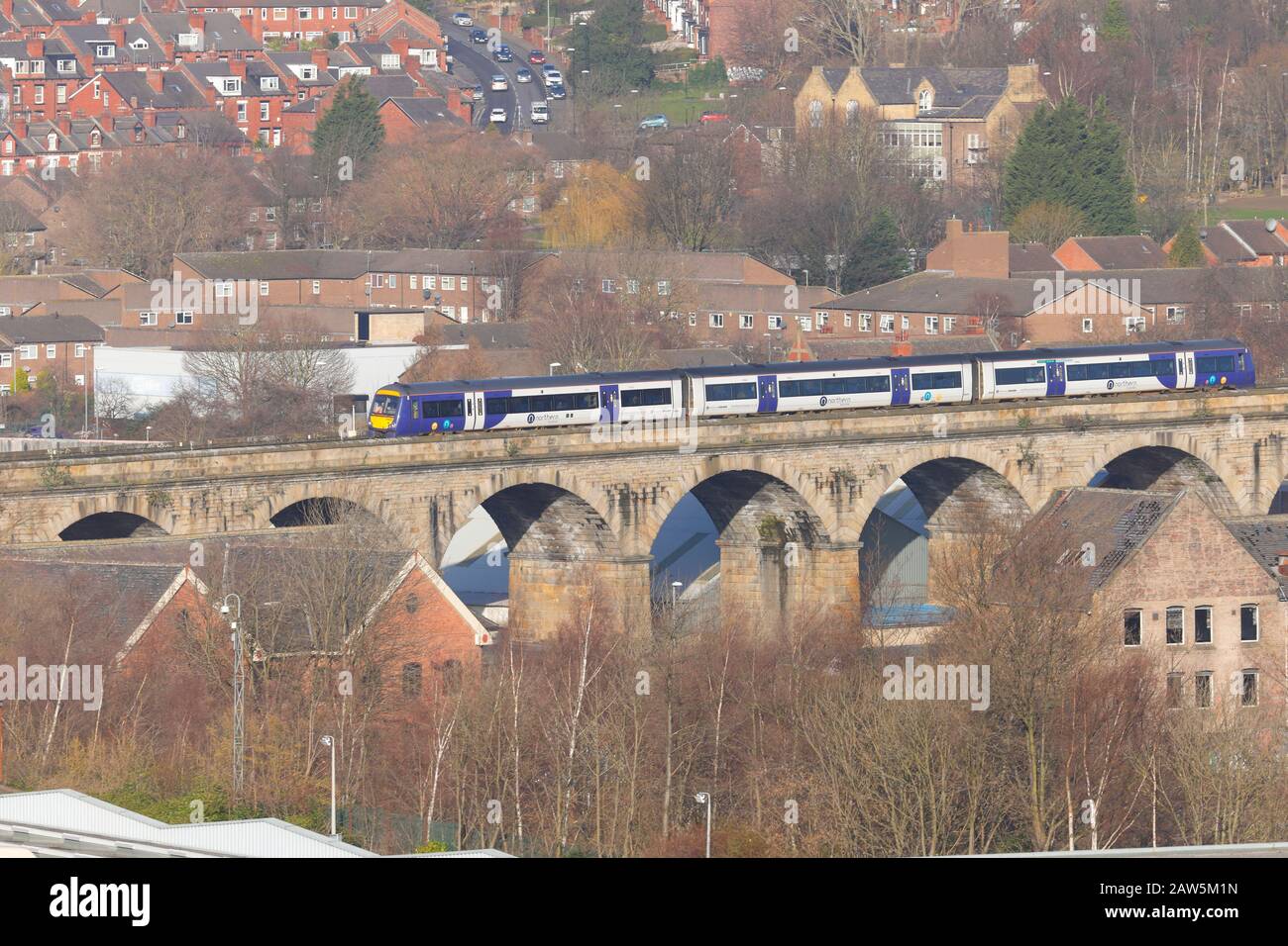 Ein Personenzug der Northern Rail fährt über den Kirkstall Viaduct in Leeds Stockfoto