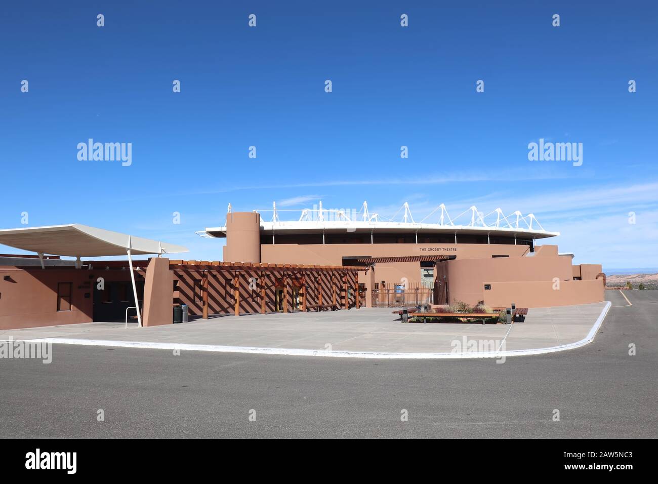 Außenfassade des Crosby Theatre am Santa Fe Opera (SFO) Haus gegen einen leuchtend blauen Himmel im Herbst. Das heutige Gebäude wurde im 1 Stockfoto