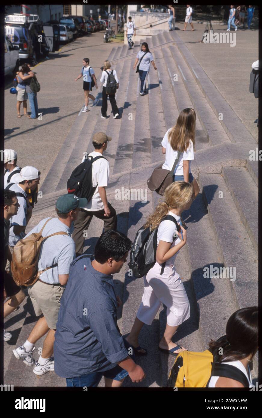 Austin, Texas: Studenten, die auf dem Campus der Universität von Texas spazieren. ©Bob Daemmrich Stockfoto