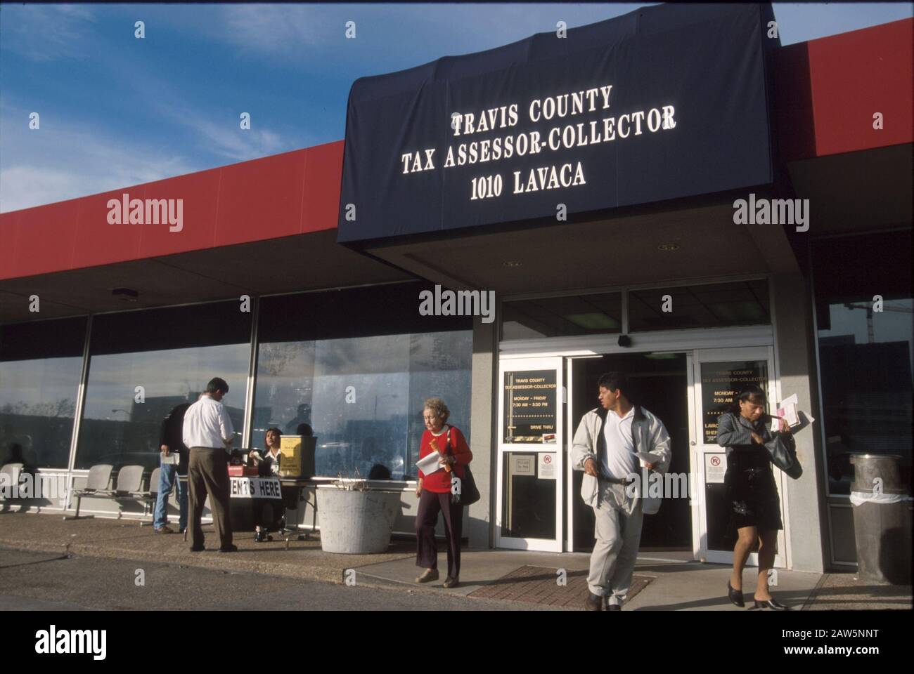 Austin, Texas: Grafschaft-Bewohner, die bis zur letzten Minute warteten, um Grundsteuern am Büro des Gutachters zu zahlen. ©Bob Daemmrich Stockfoto