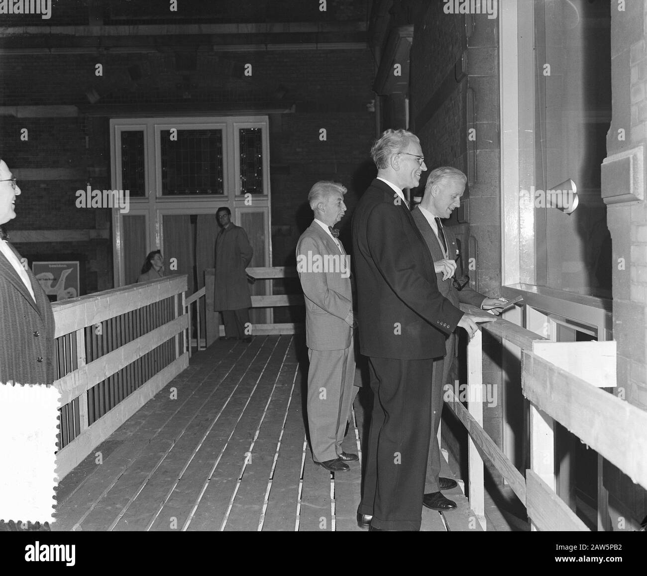 Eröffnung der Ausstellung Well Live Museum von Mr. J. t Veld Datum: 2. Juli 1954 Schlüsselwörter: Museen, Eröffnungen, WOHNEN, Ausstellungen Stockfoto