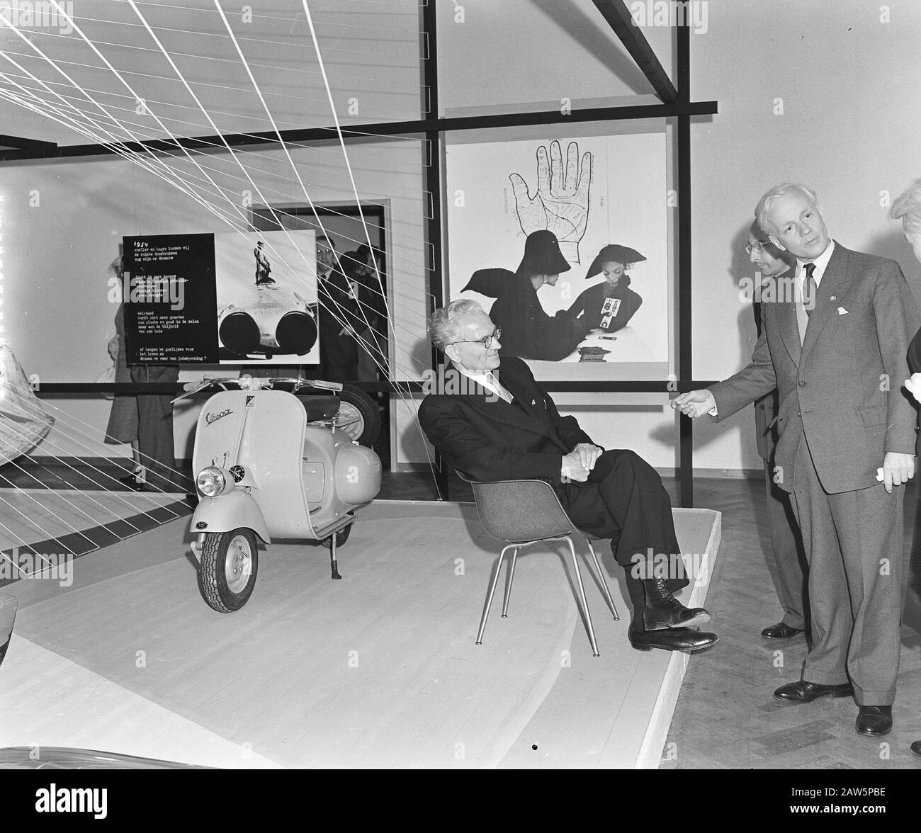 Eröffnung der Ausstellung Well Live Museum von Mr. J. t Veld Datum: 2. Juli 1954 Schlüsselwörter: Museen, Eröffnungen, WOHNEN, Ausstellungen Stockfoto