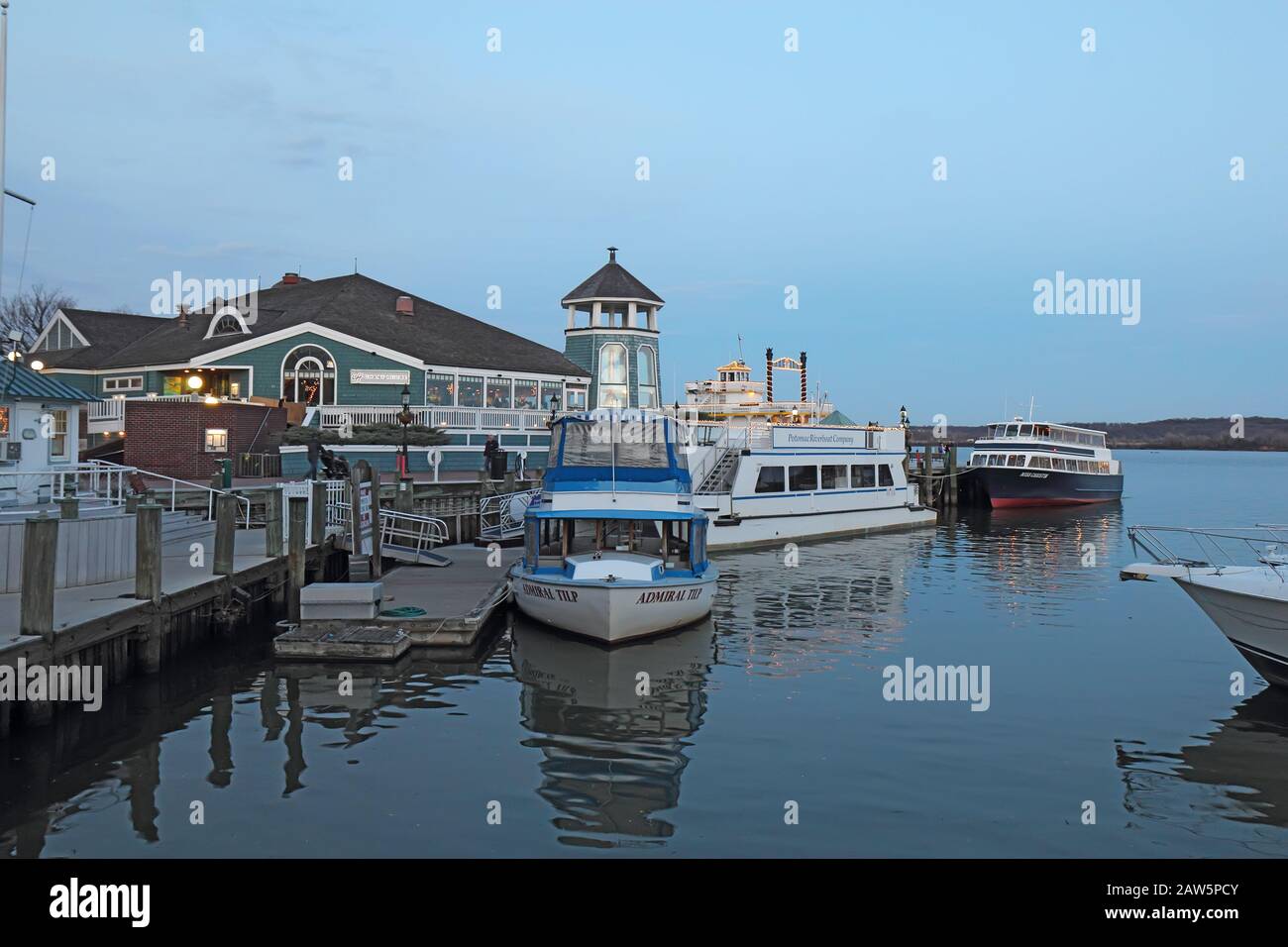 Boote und Geschäfte am Wasser von Alexandria, Virginia bei Sonnenuntergang Stockfoto
