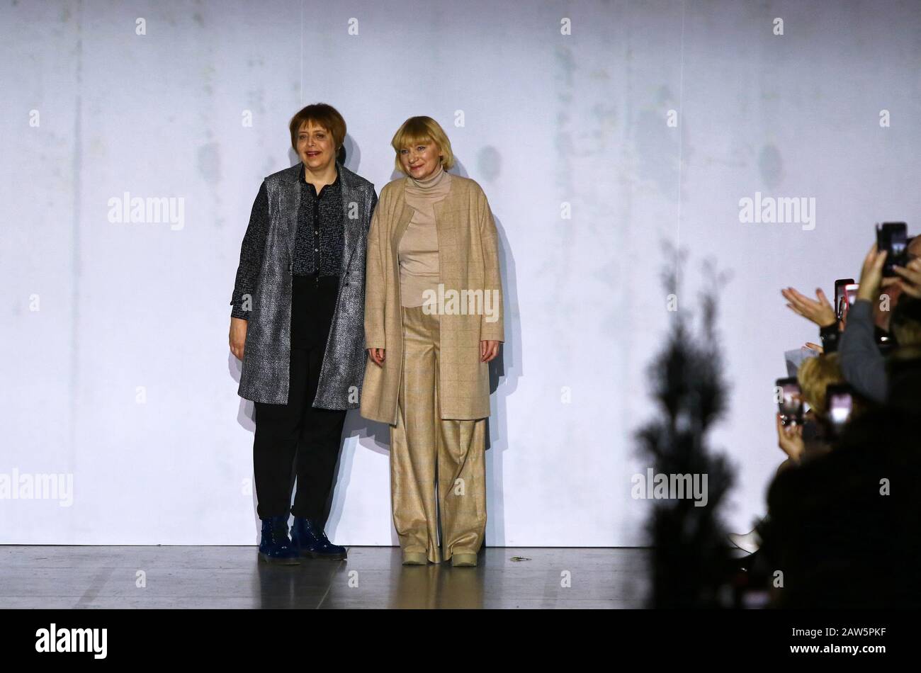 Kiew, Ukraine - 2. Februar 2020: Die Designer Tetyana VOROZHBYT und Olena ZEMSKOVA während ihrer Modepräsentation im Rahmen der 46. Ukrainischen Fashion Week Saison Herbst/Winter 2020/21 in Kiew Stockfoto