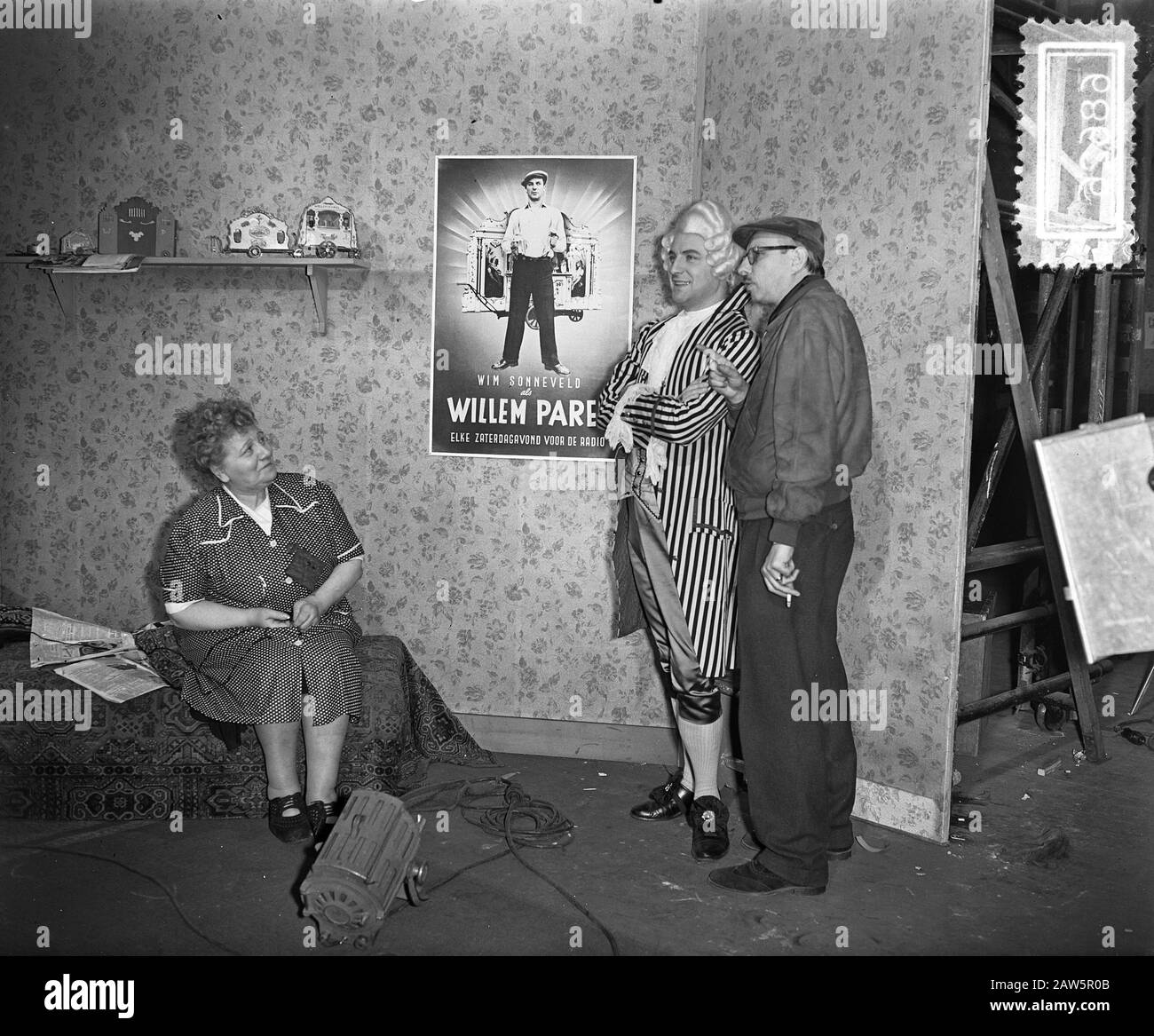 Drehen des Spielfilms Das seltsame Leben von Willem Parel. In der Pause Wim Sonneveld und Clara Vischer-Blaaser Datum: 25. November 1954 Schlagwörter: Schauspieler, Schauspielerinnen, Filme, Filme Personenname: Sonneveld, Wim Vischer-Blaaser Clara Stockfoto