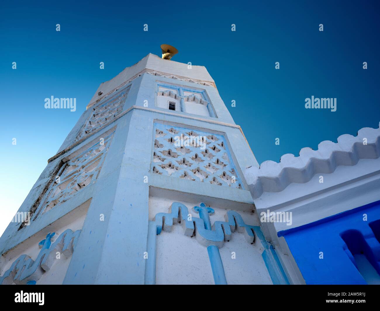 Chefchaouen, MAROKKO - CIRCA MAI 2018: Minarett einer Moschee in der Altstadt. Stockfoto