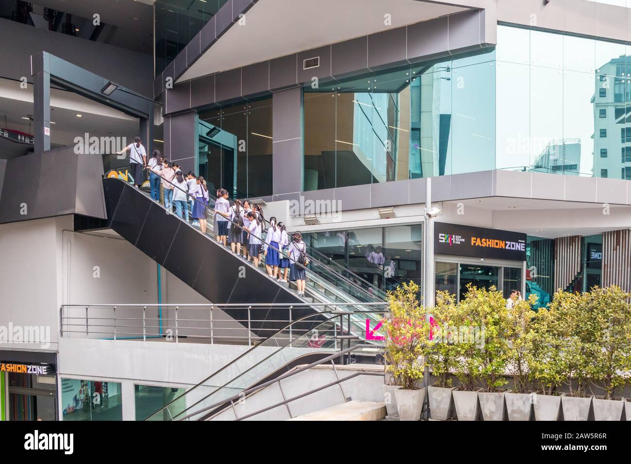 Bangkok, Thailand - 10. Januar 2020: Schulkinder, die eine Rolltreppe zum Siam Square One hinauf gehen. Dies ist ein Einkaufszentrum Stockfoto