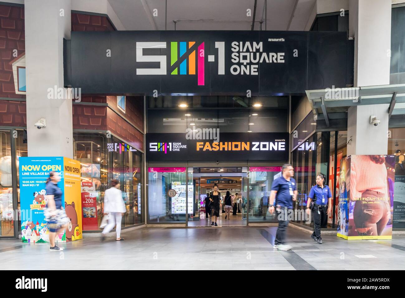 Bangkok, Thailand - 10. Januar 2020: Menschen, die auf dem Siam Square One einkaufen. Dies ist ein trendiges Einkaufsviertel. Stockfoto