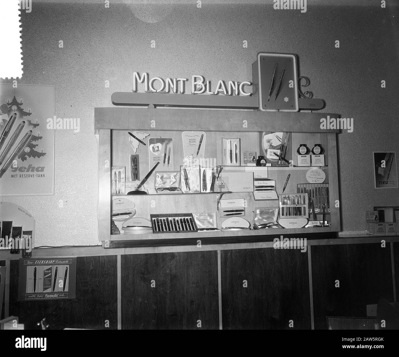 Verträge Montblanc Werbung Zeist Termine: 22. Juni 1955 Standort: Utrechter, Zeist Stichwörter: Werbeperson Name: Montblanc Werbung Stockfoto