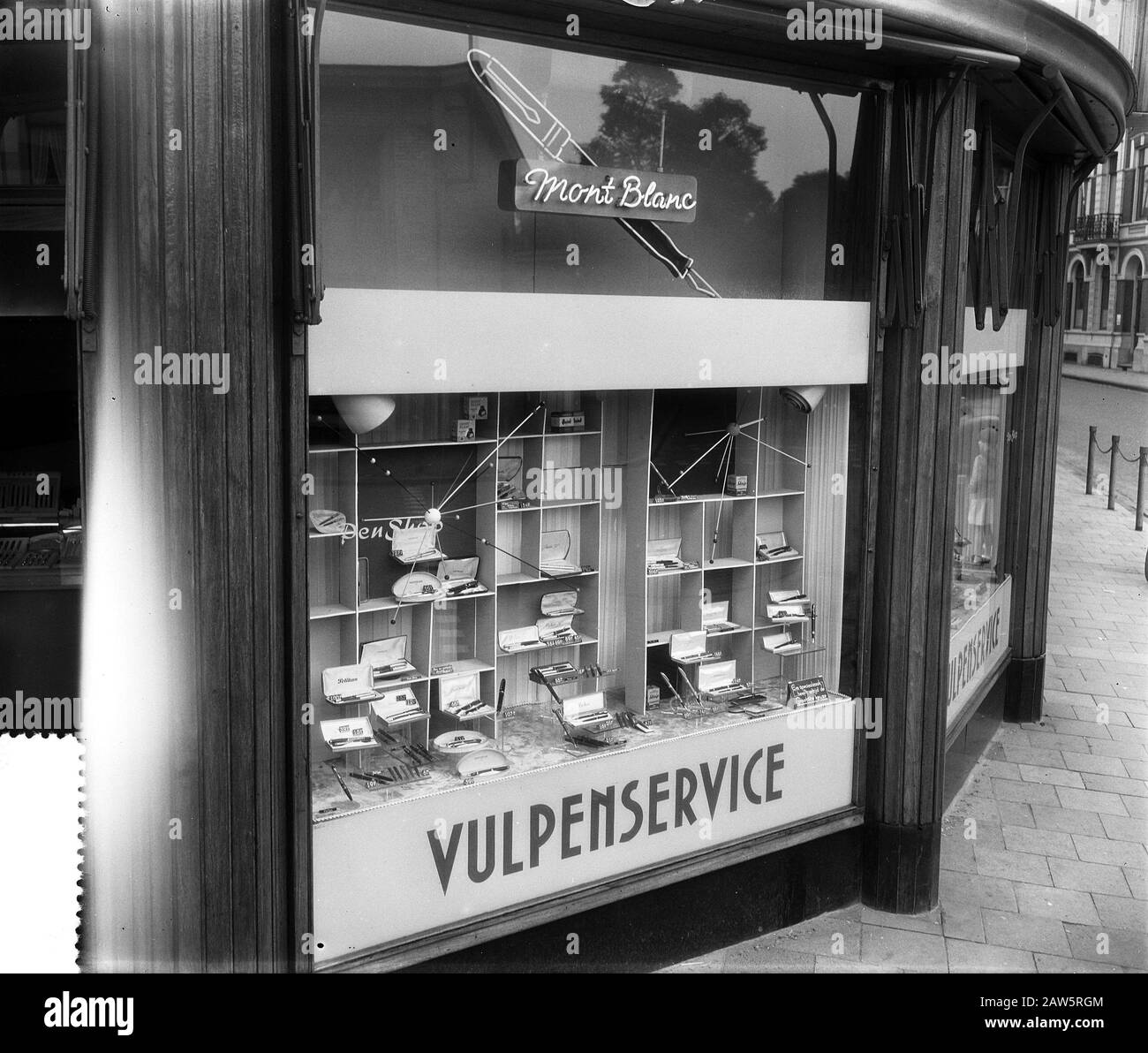 Verträge Montblanc Werbung Nijmegen Datum: 22. Juni 1955 Standort: Nijmegen Stichwörter: Werbeperson Name: Montblanc Werbung Stockfoto