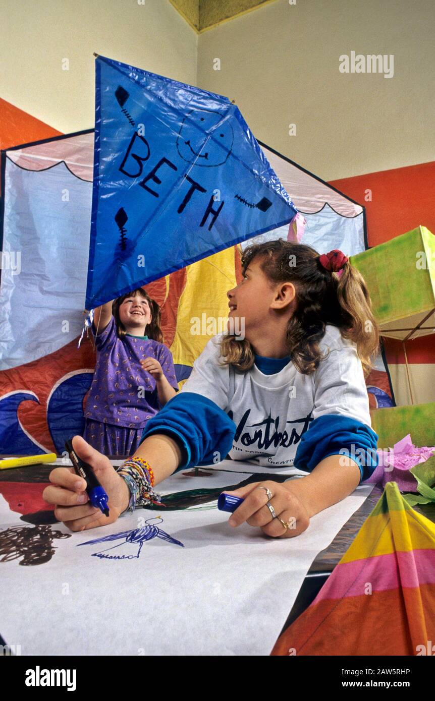 Mädchen im Grundalter entwerfen und machen Kites im Schulunterricht. Stockfoto