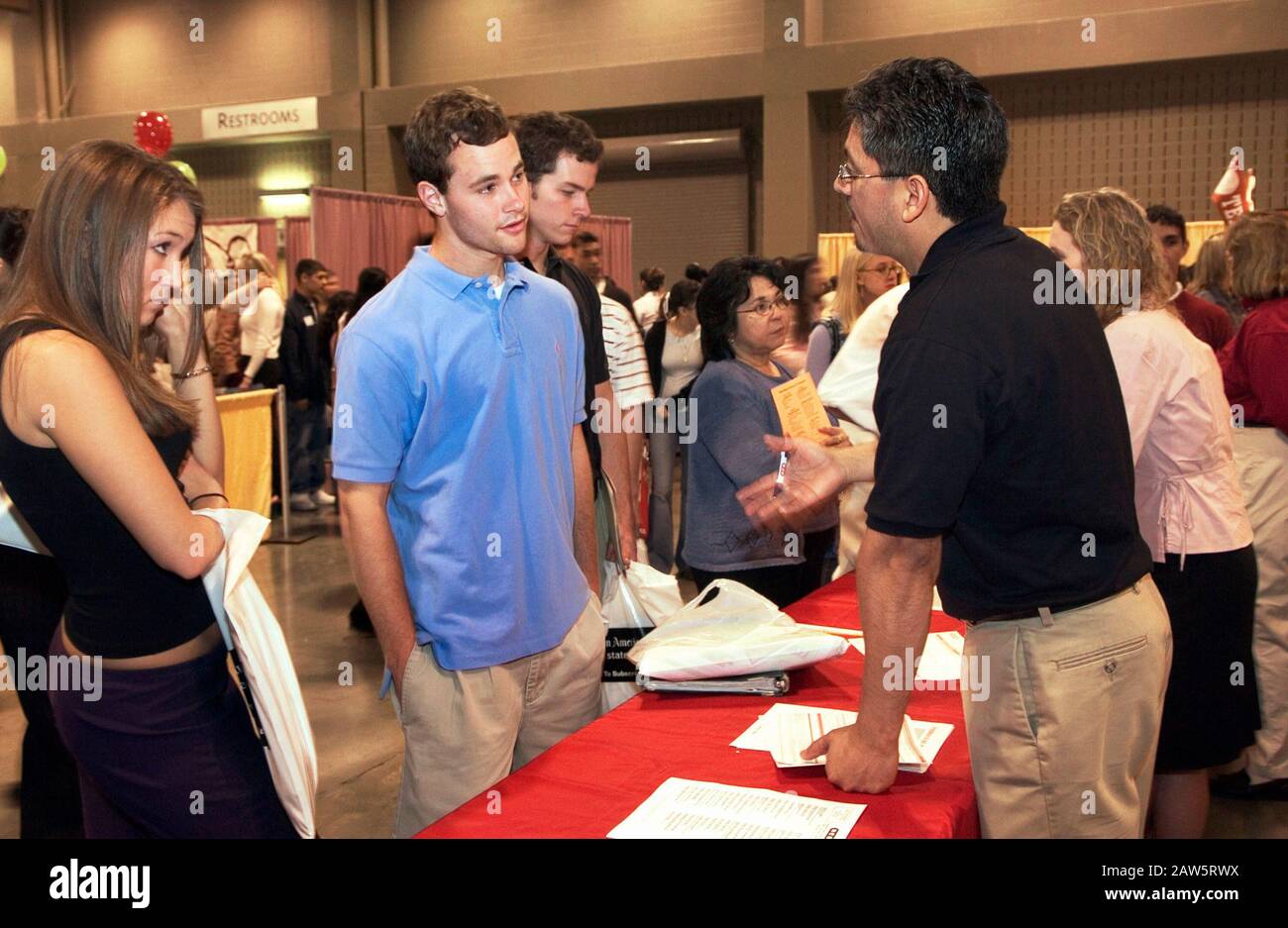 Schüler der Highschool im Zentrum von Texas sprechen mit Hochschulvertretern und zukünftigen Arbeitgebern auf einer Frühjahrsmesse im Austin Convention Center. Stockfoto