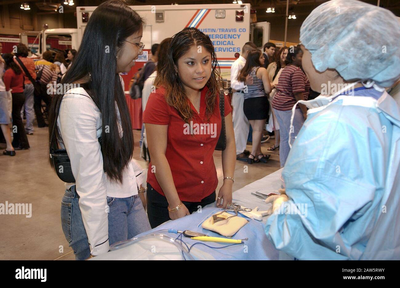 Studenten der Highschool im Zentrum von Texas sprechen mit Hochschulvertretern und zukünftigen Arbeitgebern auf einer Frühjahrsjob- und Hochschulmesse. Stockfoto