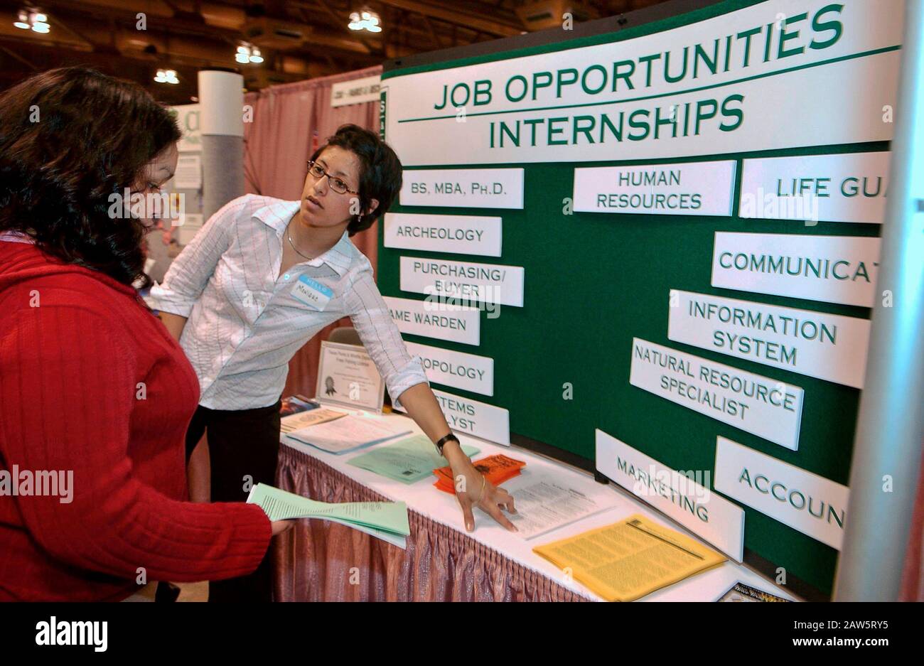 Schüler der Highschool im Zentrum von Texas sprechen mit Hochschulvertretern und zukünftigen Arbeitgebern auf einer Frühjahrsmesse im Austin Convention Center. Stockfoto