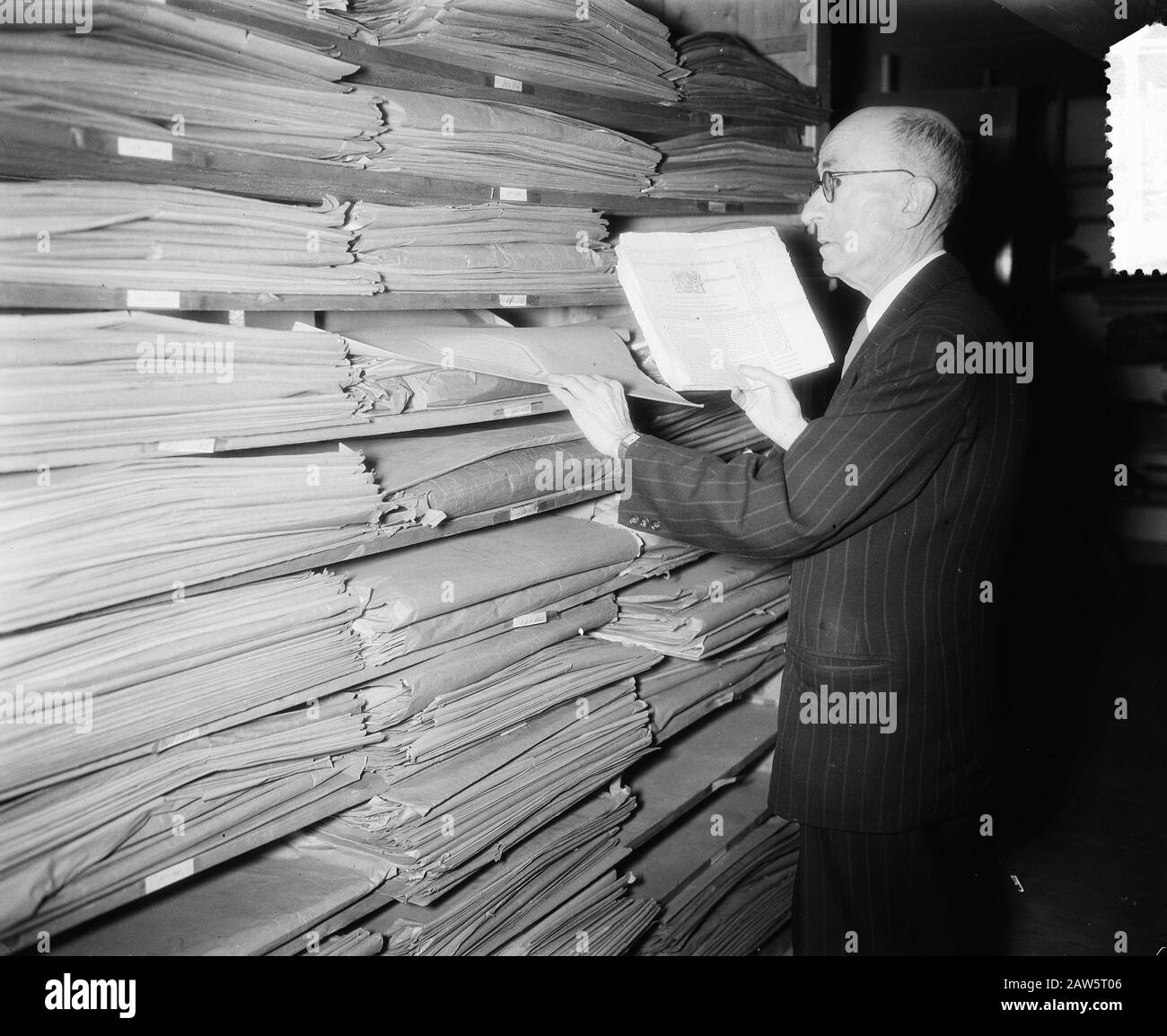 Niederländisches Pressemuseum 40 Jahre Herr Platter und alte Zeitungen Datum: 1. November 1955 Schlagwörter: Zeitungen Personenname: Herr Platter Stockfoto