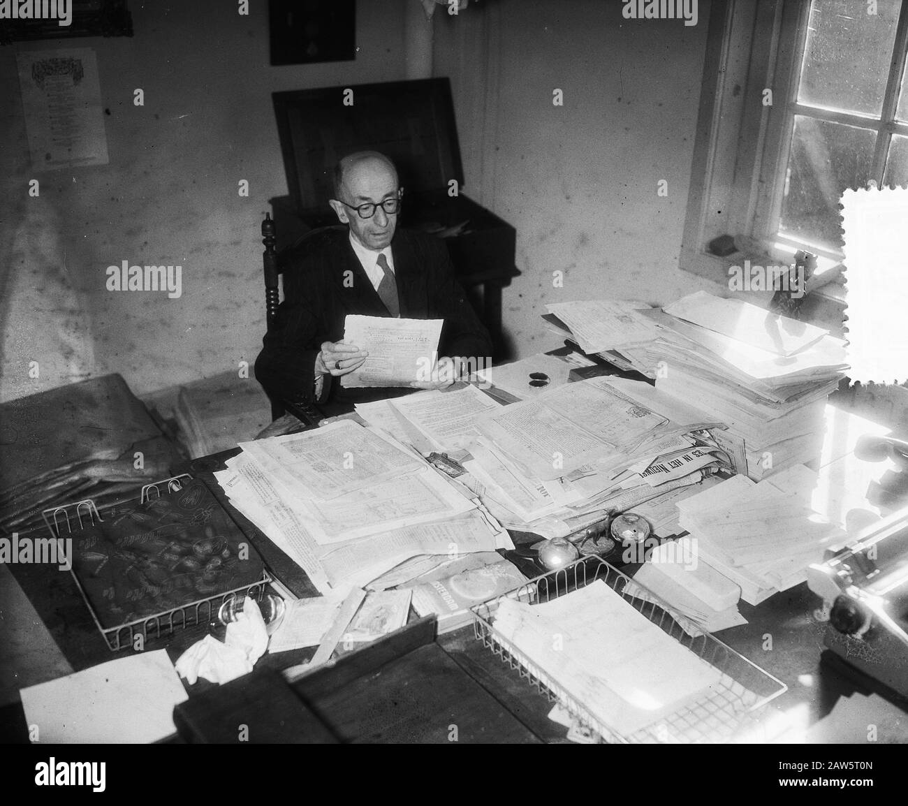 Niederländisches Pressemuseum 40 Jahre Herr Platter und alte Zeitungen Datum: 1. November 1955 Schlagwörter: Zeitungen Personenname: Herr Platter Stockfoto