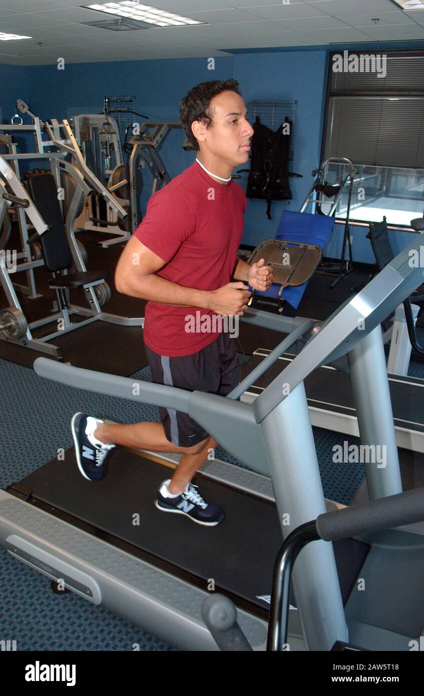 Hispanischer 19-jähriger Mann, der auf einem Laufband in einem Fitnessstudio in Austin, Texas, USA, läuft. Stockfoto