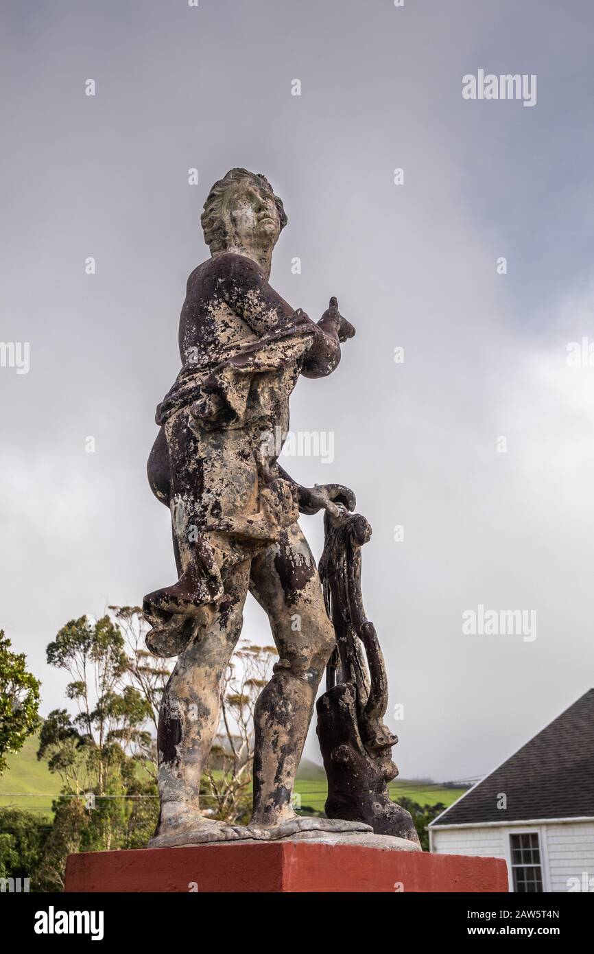 Waimea, Hawaii, USA. - 15. Januar 2020: Hauptniederlassung der Parker Ranch. Nahaufnahme des alten weißen Steins, der von der schwarzen Statue des Apollo unter Licht zerfallen ist Stockfoto