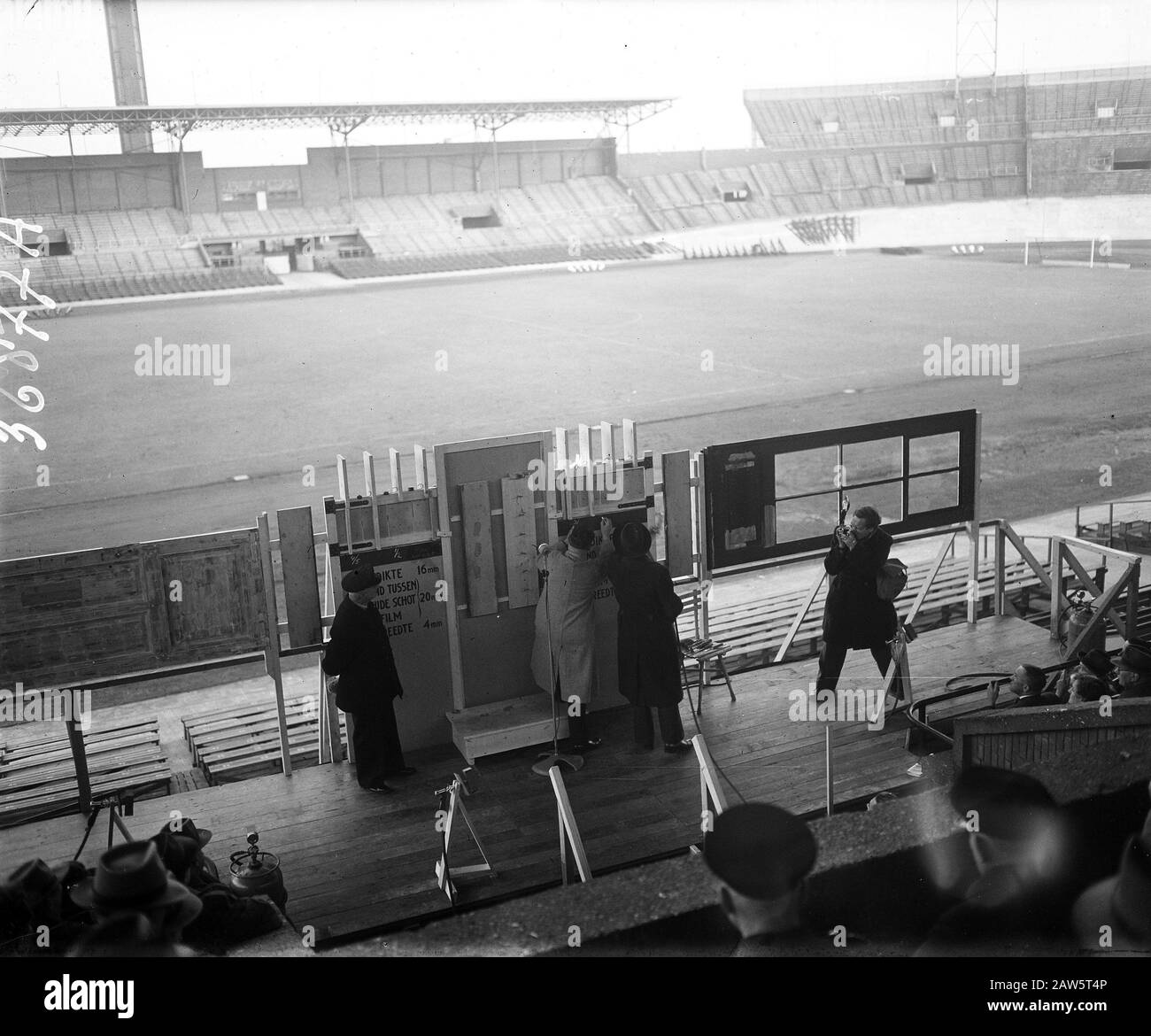 Demonstration nach dem Brand im Olympiastadion Datum: 3. November 1949 Ort: Amsterdam Institution Name: Olympiastadion Stockfoto