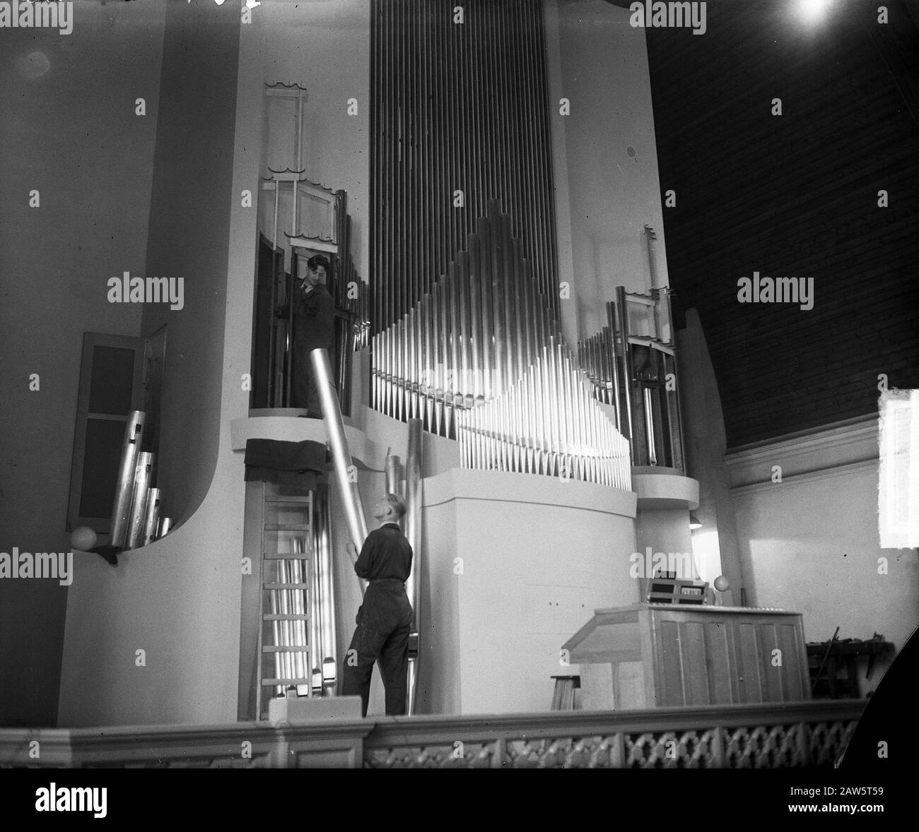 Neue Orgel in der Römisch-katholischen Kirche Huizenweg Bussum Anmerkung: Siehe 903-4024 Datum: 27. Mai 1949 Ort: Bussum Schlüsselwörter: Kirchen, Organe Stockfoto