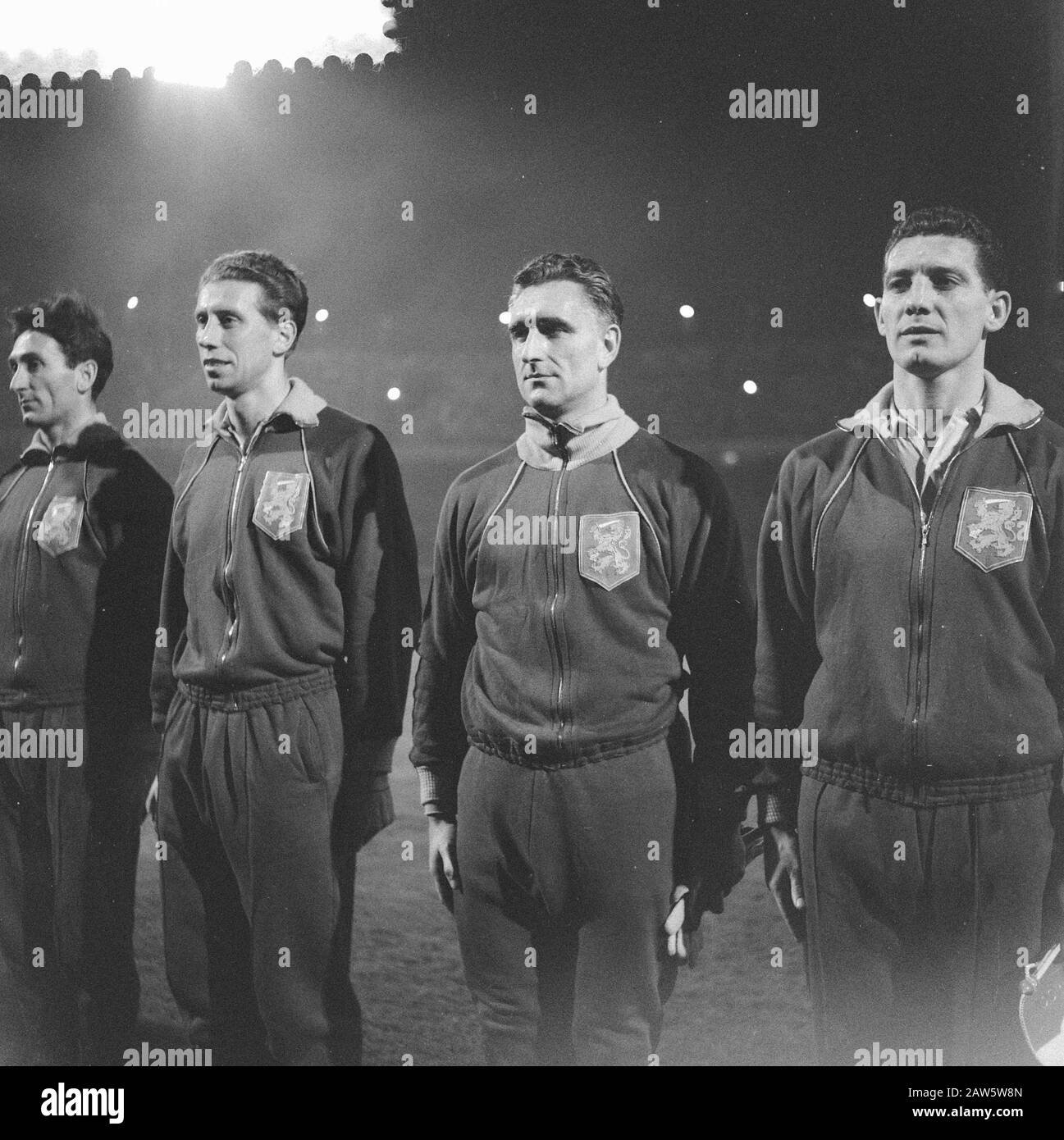 Niederlande 7:1 gegen Norwegen, niederländische Spieler Zeiten die Nationalhymnen Datum: 4. November 1959 Ort: Niederlande, Norwegen Schlagwörter: Spieler, Volkslieder Stockfoto