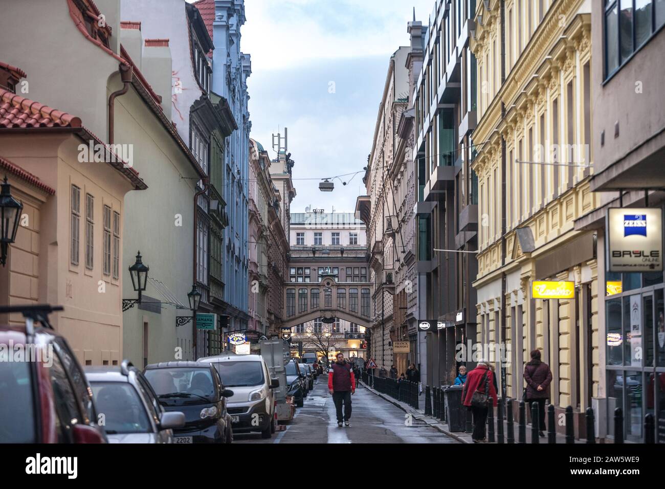 Prag, TSCHECHIEN - 2. NOVEMBER 2019: Die Straße Nekazanka in der Prager Altstadt, genannt Stare Mesto, mit ihrer berühmten Brücke, die die Gebäude des Barock verbindet f Stockfoto