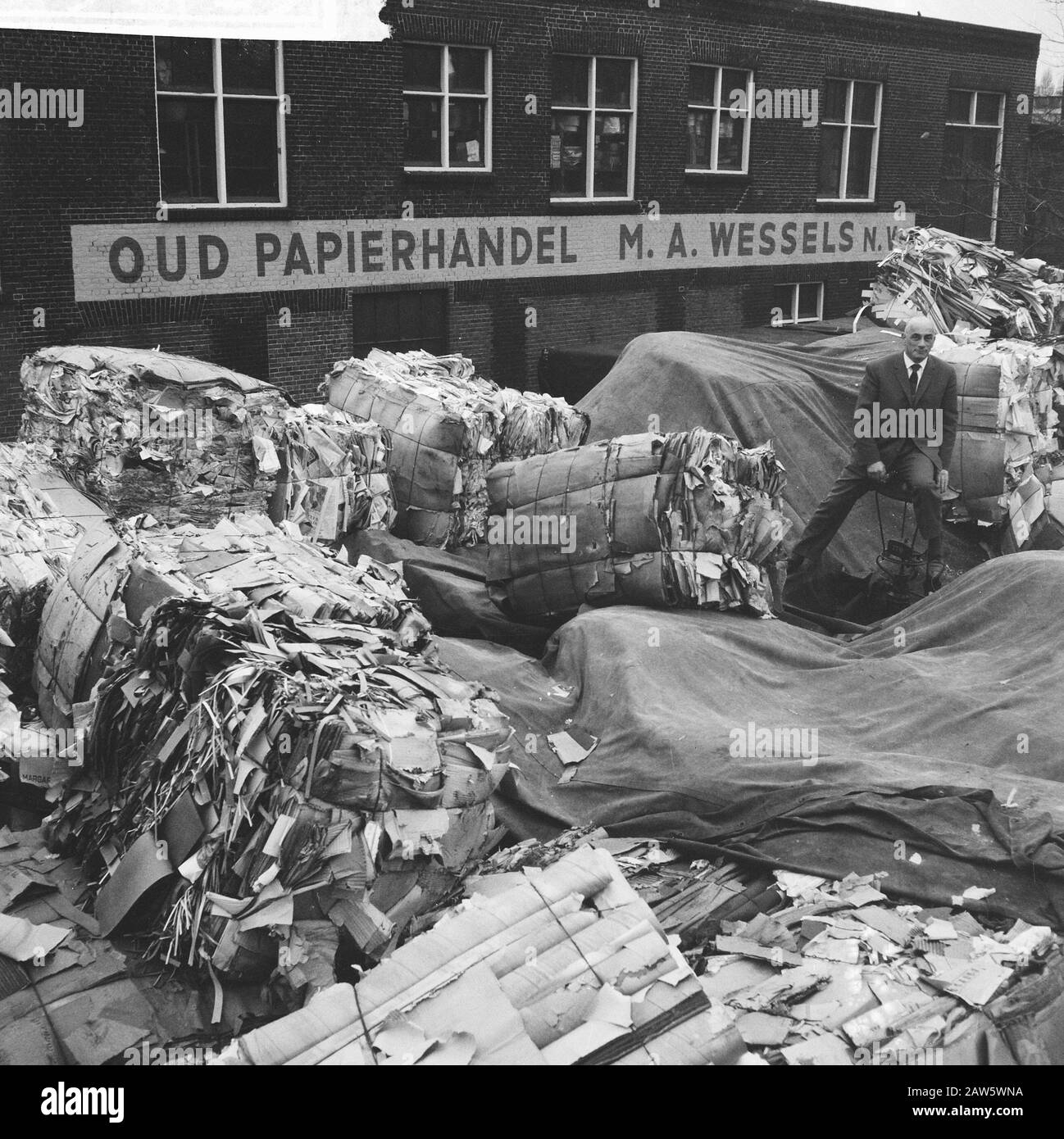 Mission Telegraph: Altpapierhändler Wessels. Papierstapel Datum: 12. November 1961 Stichwörter: Papier, Ballen Stockfoto