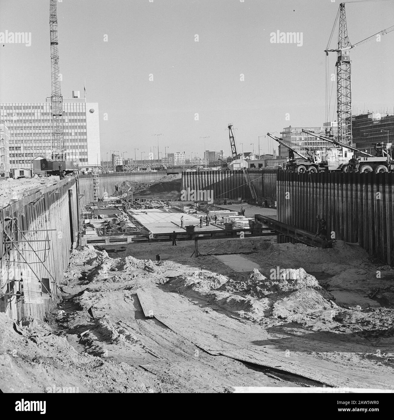 U-Bahn-Bau in Rotterdam. Ausgrabung am Weena Datum: 30. Januar 1962 Standort: Rotterdam, South Holland Schlüsselwörter: Bau, Baustellen, U-Bahn Stockfoto