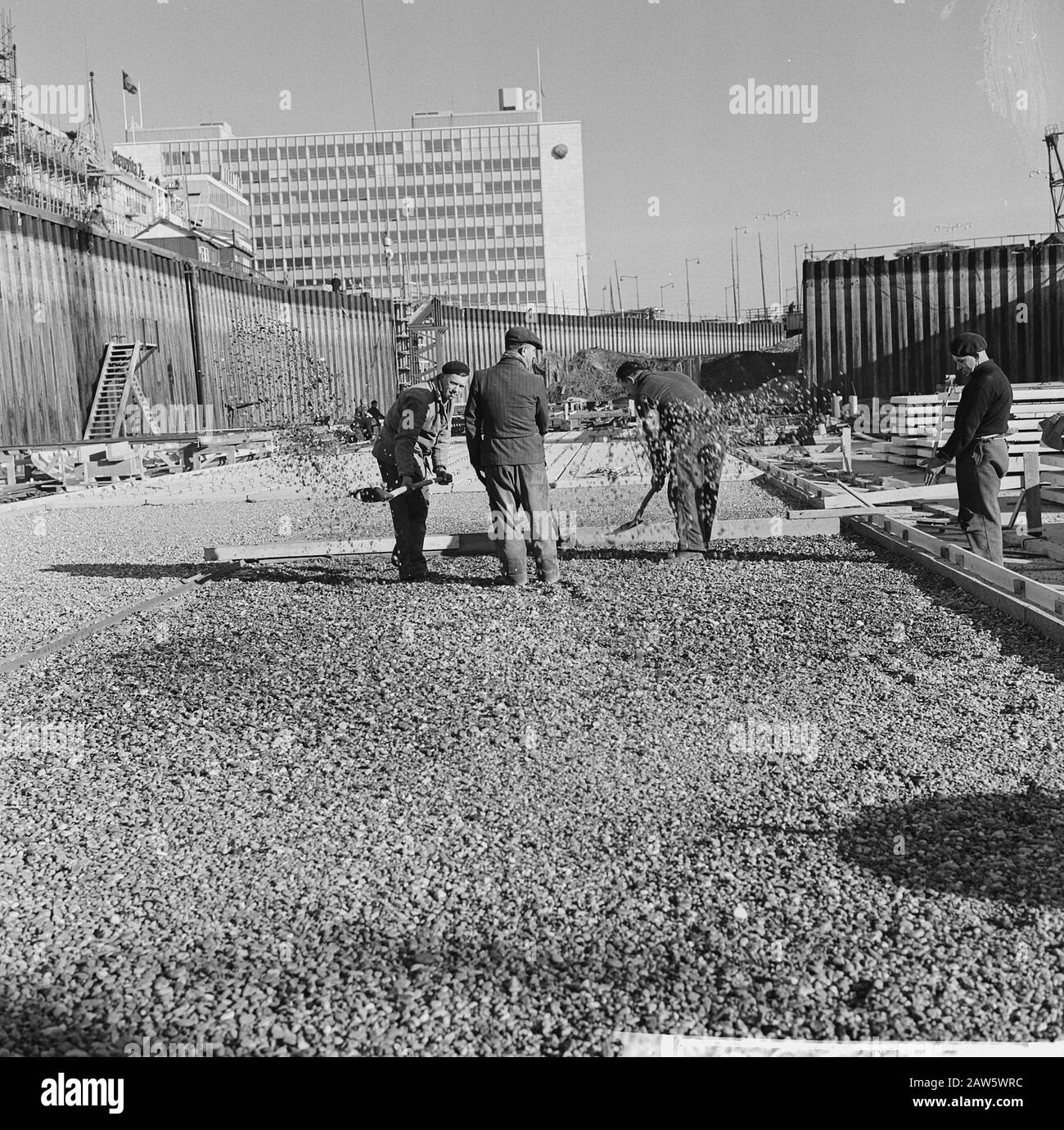U-Bahn-Bau in Rotterdam. Ausgrabung am Weena Datum: 30. Januar 1962 Standort: Rotterdam, South Holland Schlüsselwörter: Bau, Baustellen, U-Bahn Stockfoto