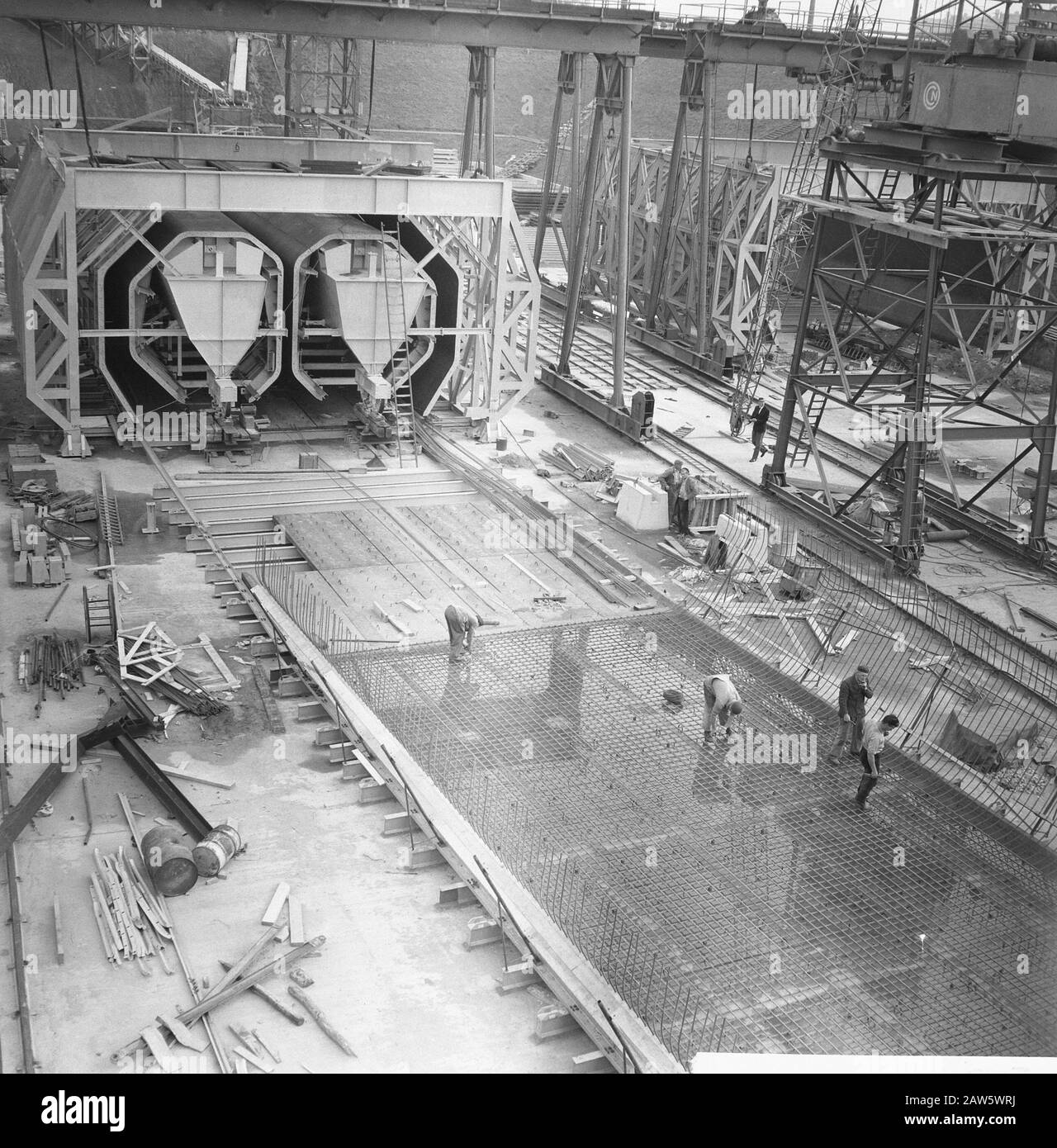 U-Bahn-Bau in Rotterdam. Betonvlechters bis zum Arbeitsdatum: 11. Oktober 1961 Standort: Rotterdam, South Holland Schlüsselwörter: Betonvlechters, U-Bahn-Bau Stockfoto
