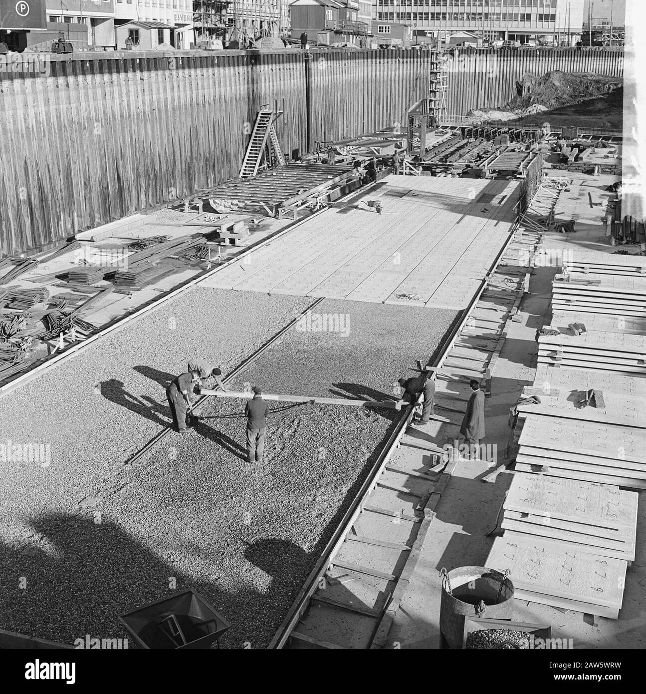 U-Bahn-Bau in Rotterdam. Ausgrabung am Weena Datum: 30. Januar 1962 Standort: Rotterdam, South Holland Schlüsselwörter: Bau, Baustellen, U-Bahn Stockfoto