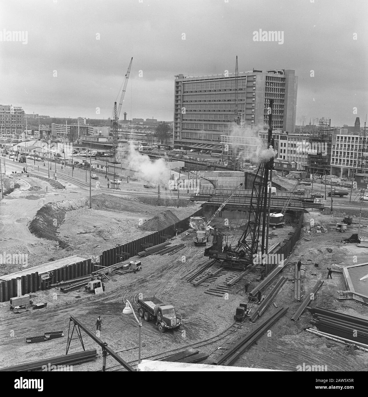 U-Bahn-Bau in Rotterdam (Arbeit an Weena) Datum: 15. Mai 1962 Standort: Rotterdam, South Holland Schlüsselwörter: Arbeit, U-Bahnen Stockfoto