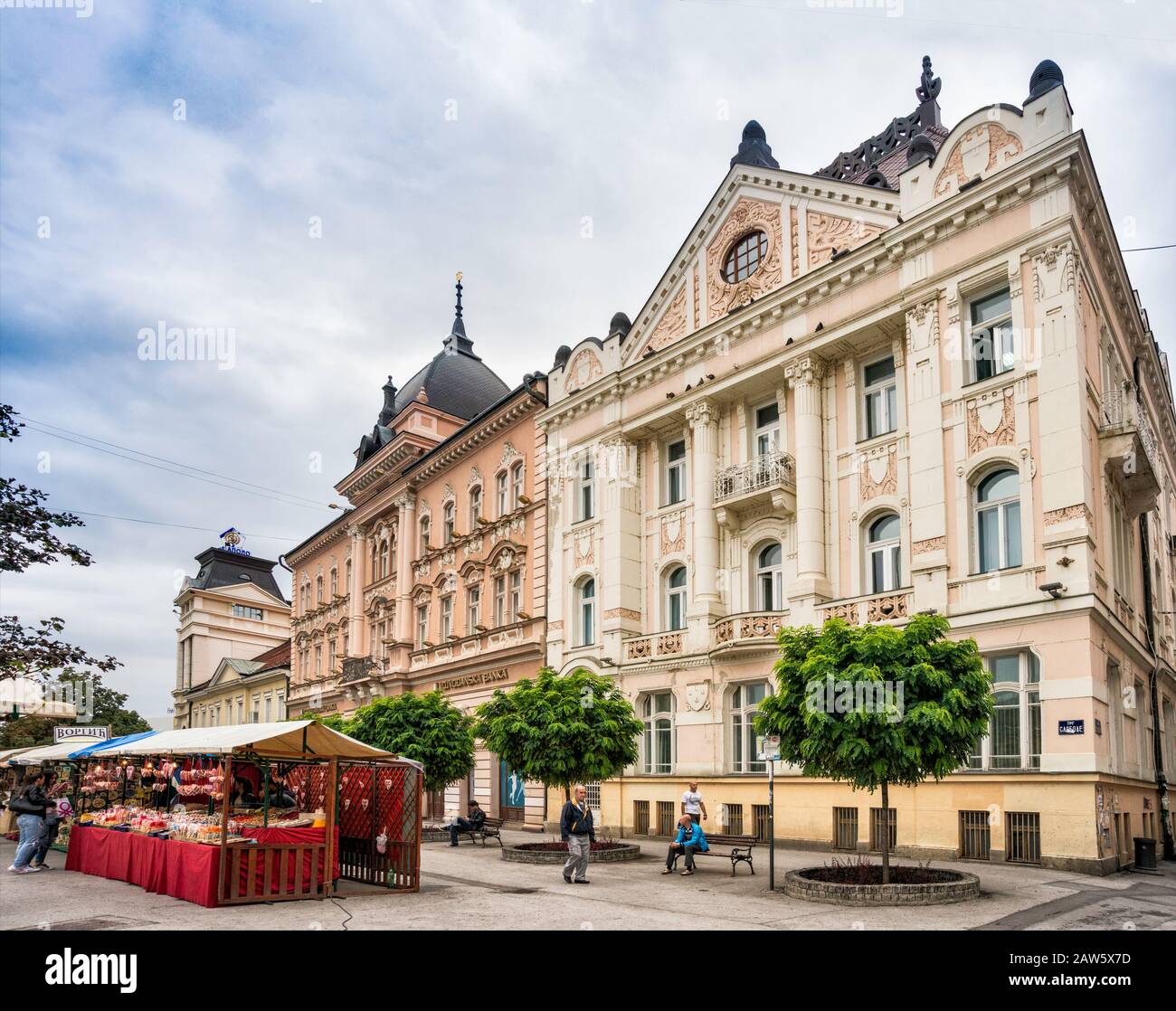 Gebäude aus dem späten 19. Jahrhundert im Jugendstil am Trg Slobode (Liberty-Platz) in Novi Sad, Vojvodina, Serbien Stockfoto