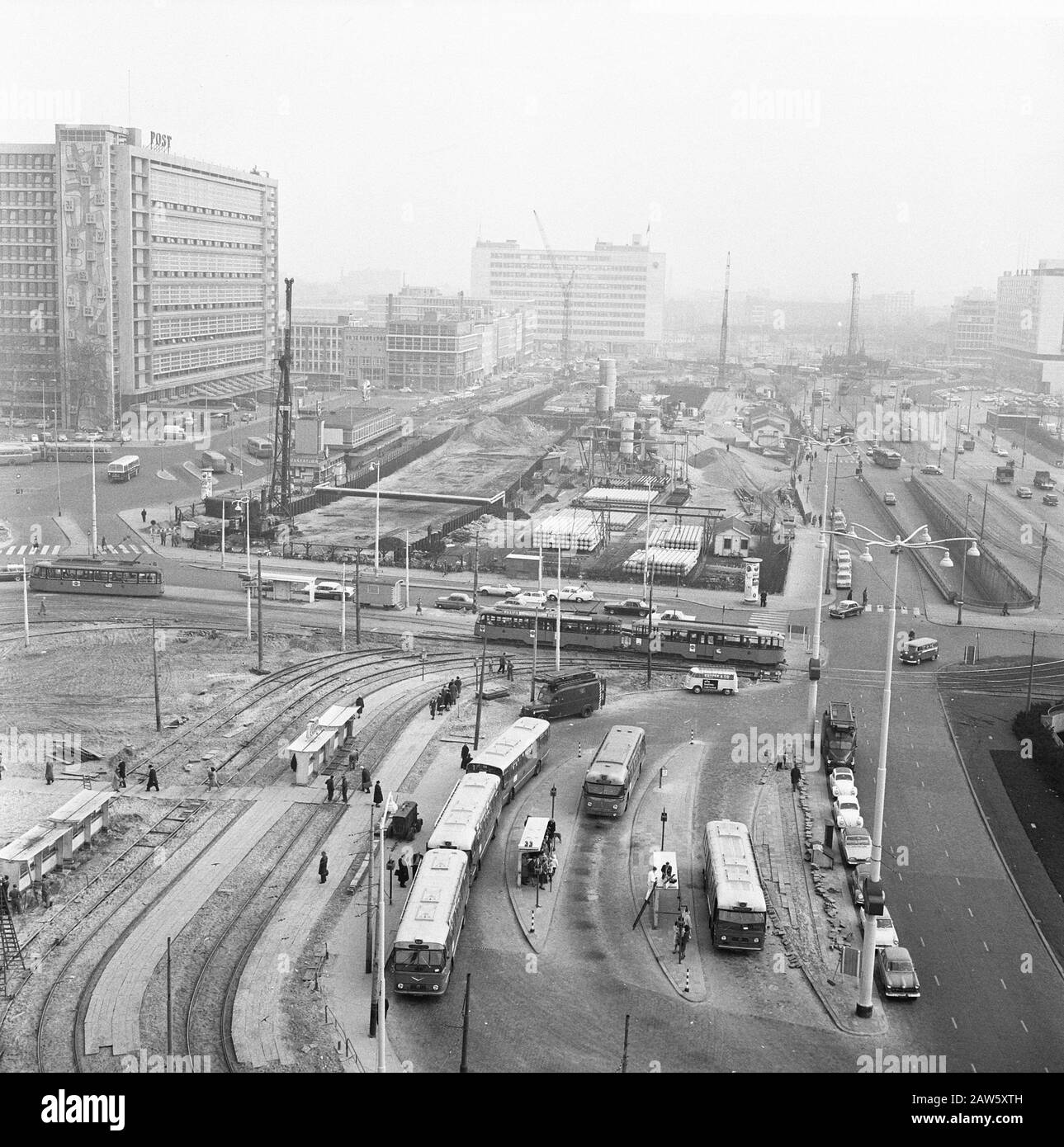 U-Bahn zum Hauptbahnhof Rotterdam, Leggin g des Tram-Bahnkomplexes Datum: 15. April 1964 Standort: Rotterdam, South Holland Schlüsselwörter: U-Bahnen Stockfoto